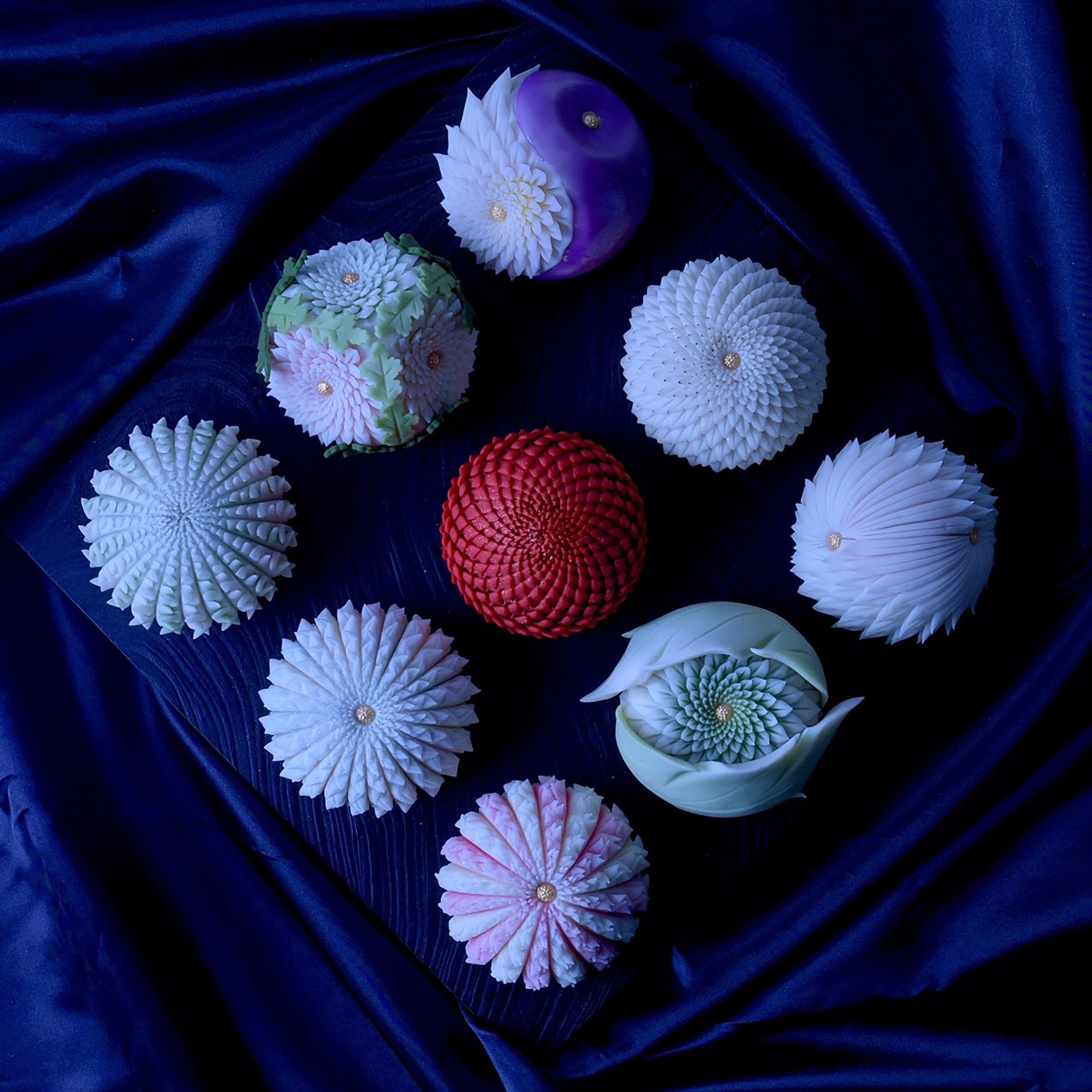 利用「鋏菊」技法，創作出各種華麗的菊花造型和菓子