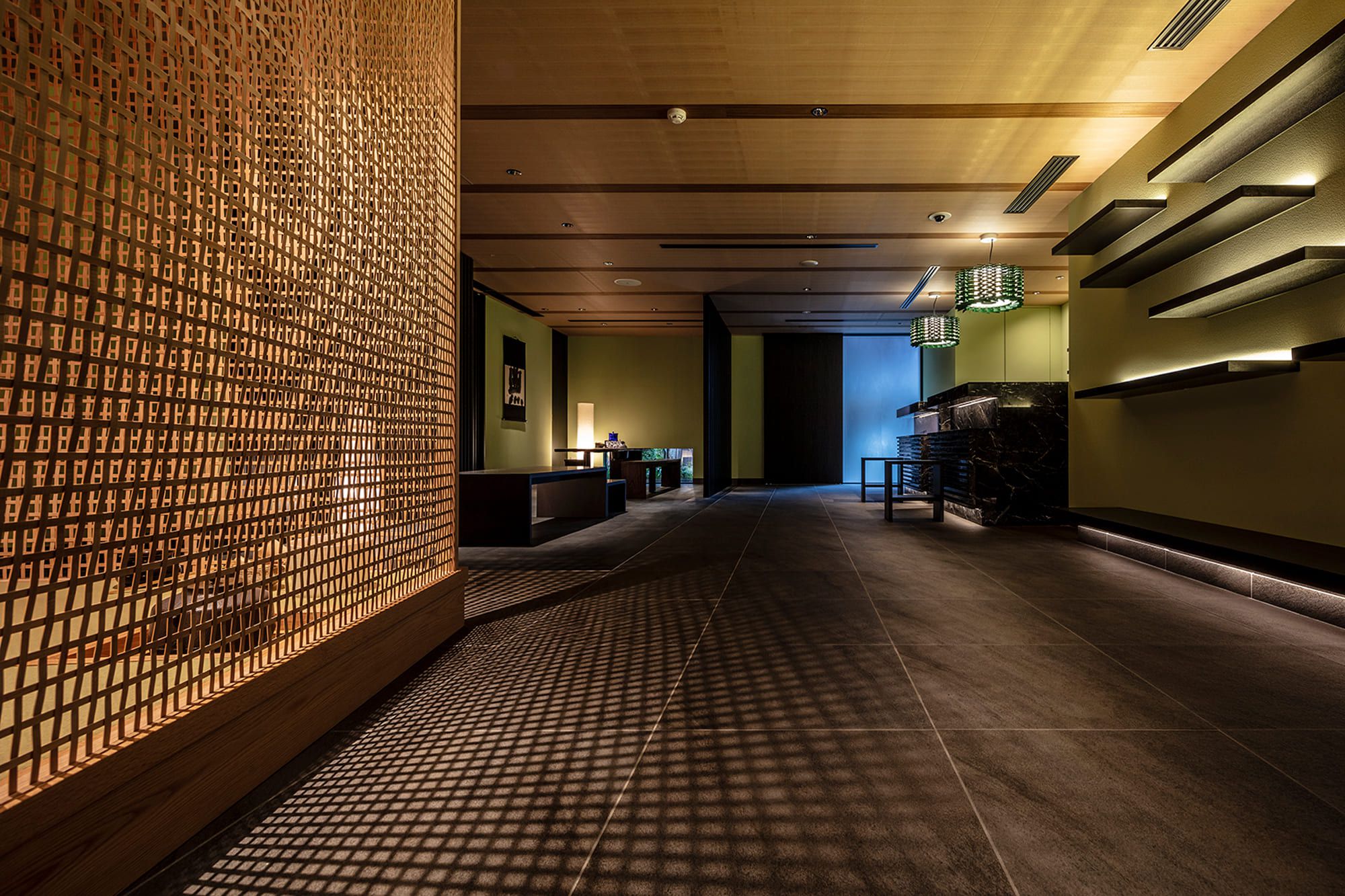 「麩屋町通り Ⅱ」のレセプション。内田繁デザインの茶室「山居」を通した陰影が美しい