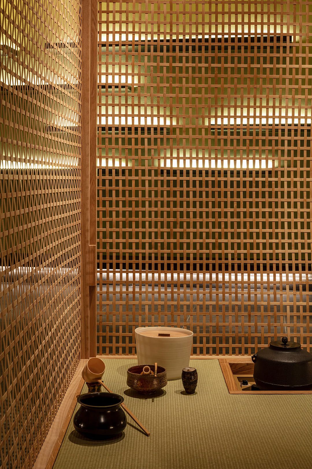 光の扱い、オブジェの位置など、茶道を例とする配置の精緻さが表現されている茶室