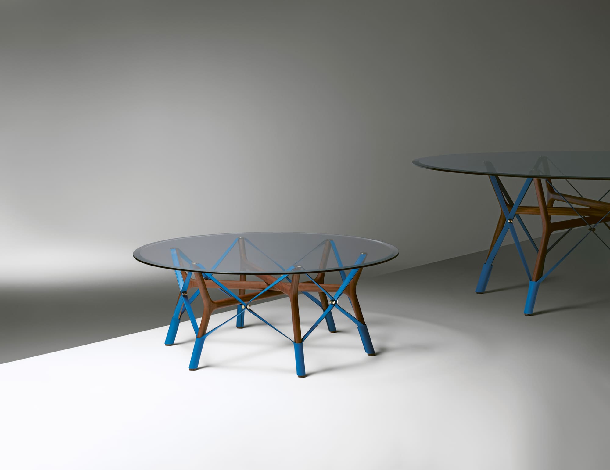 アトリエ・オイデザインによる「ルイ･ヴィトン オブジェ･ノマド コレクション」の最新作「SERPENTINE TABLE」