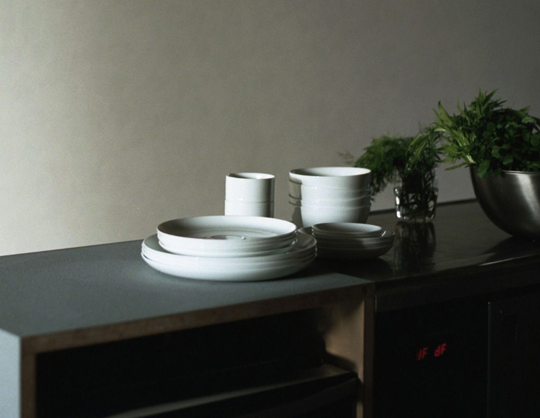 「HIBITO」系列。陶瓷餐具、刀具和玻璃杯具一应俱全
