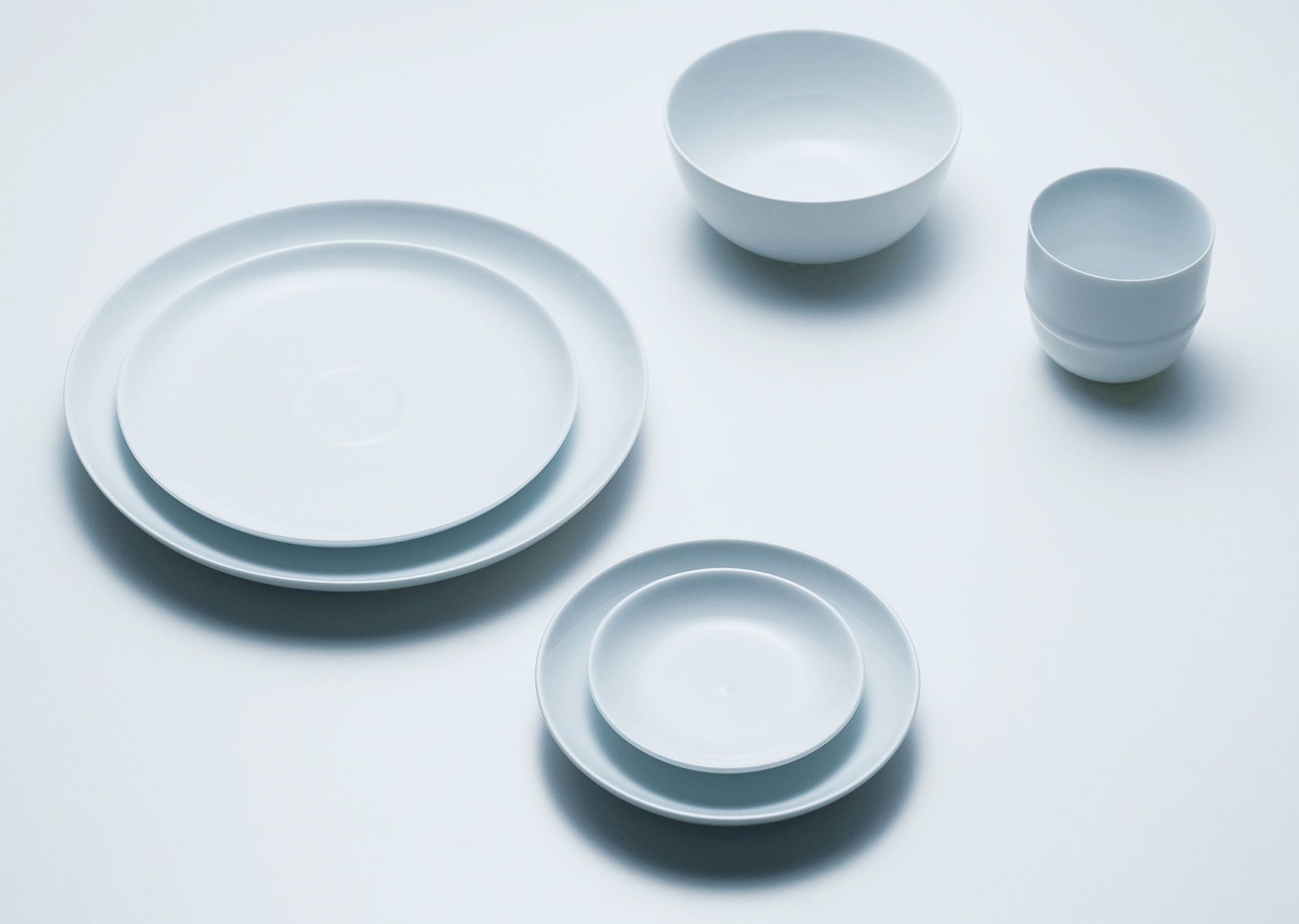 陶瓷餐具包含 14.5 公分的盘子（1,836 日元）、水杯（1,404 日元）等６种