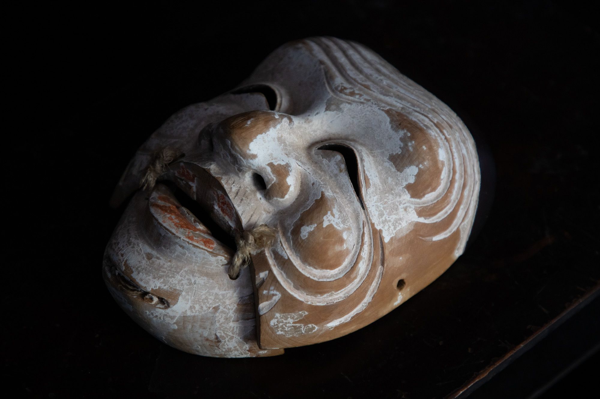 談山神社で発見された摩陀羅神面は、通常の翁面よりも大きく、頬の肉付きが強調されている。