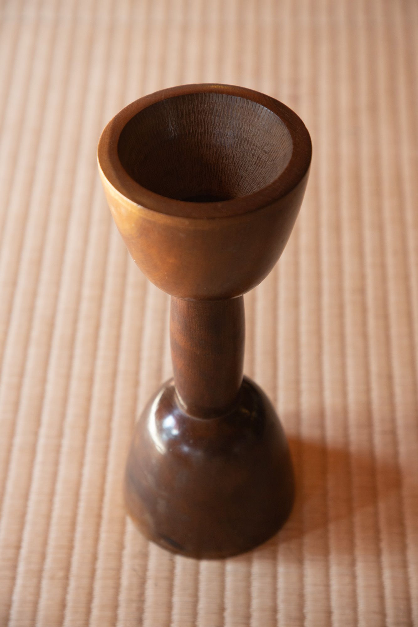 談山神社に伝えられた鼓胴。桜材で造られ、内側の「知らせ（作者が槍ガンナなどで付ける印）」から女内蔵折居の作とわかった