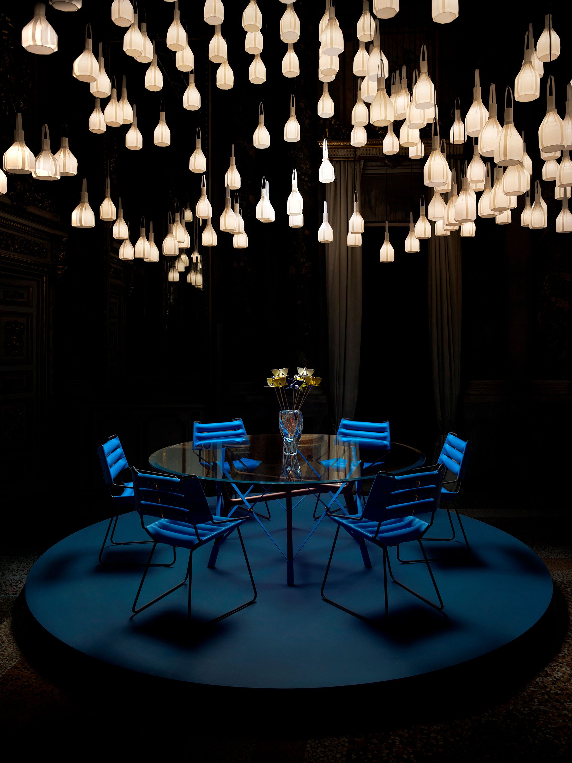 Louis Vuitton　パラッツォ・セルベローニで開催されたルイ･ヴィトン オブジェ･ノマド コレクションより、吉岡徳仁の新作は伝統的なモノグラム・フラワーにインスピレーションを得た「Blossom Base」（写真テーブルの上）。©︎ Louis Vuitton