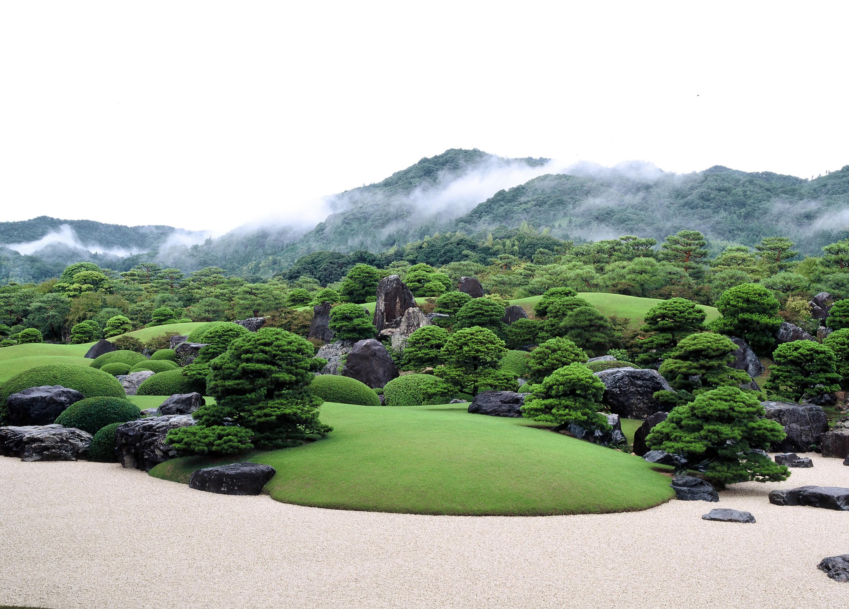 横山大観の作品をモチーフに作られた白砂青松庭をはじめ枯山水庭など、６つの庭園が設けられている