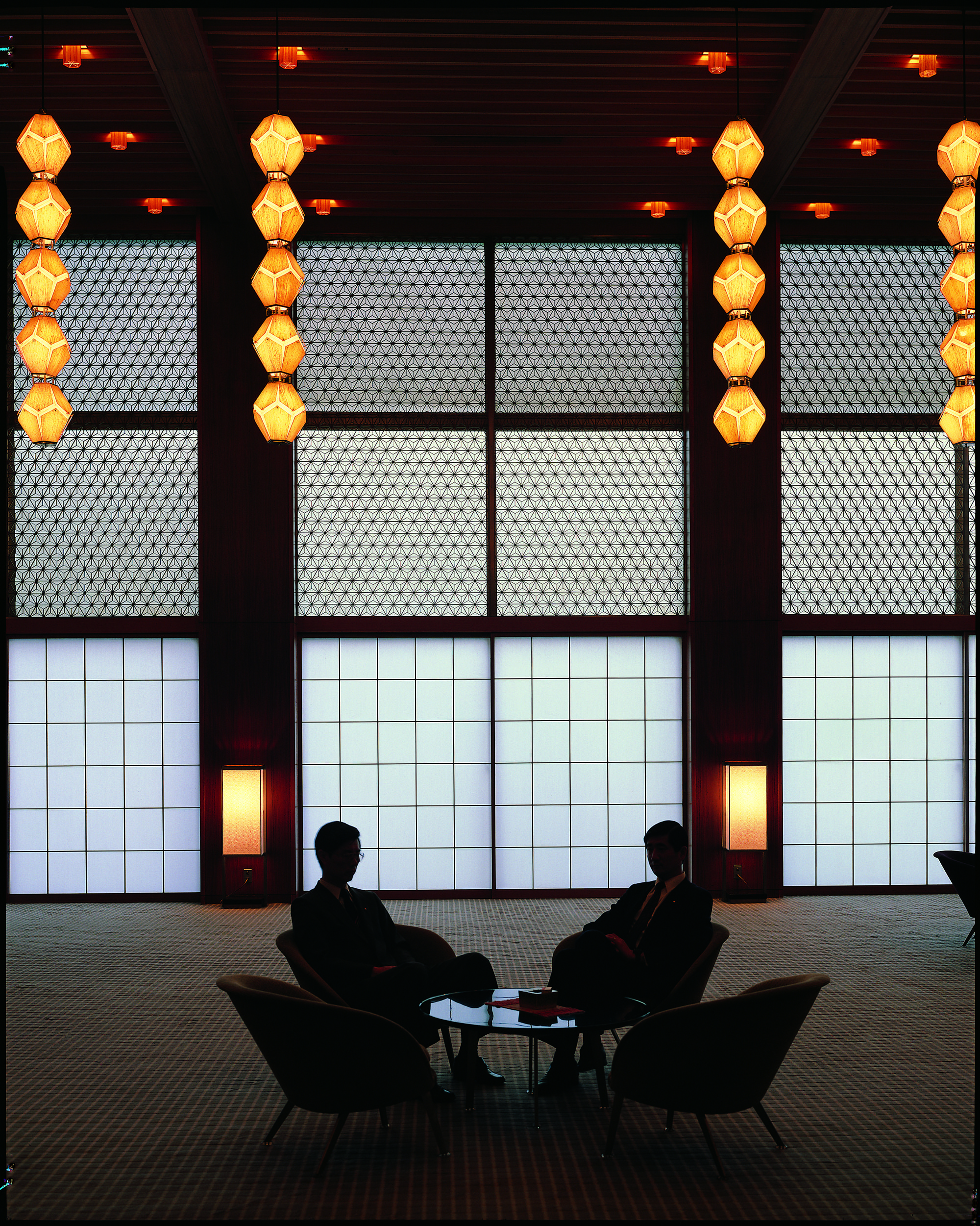 ホテルオークラ東京本館ロビーにあしらわれていた麻の葉文様の組子。ロビーに降り注ぐ光を組子が優しい光に変えた。
