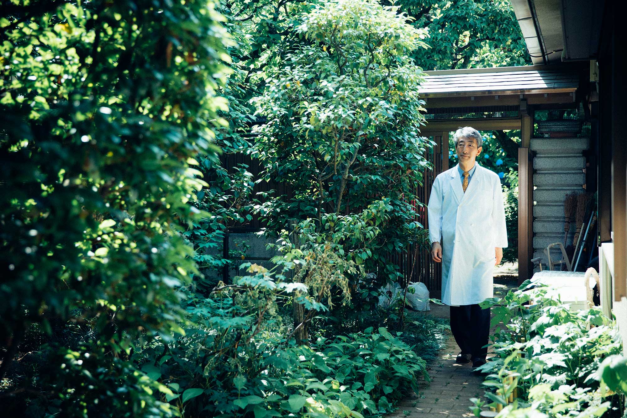渡边院长，摄于绿意葱葱的大塚医院庭院。