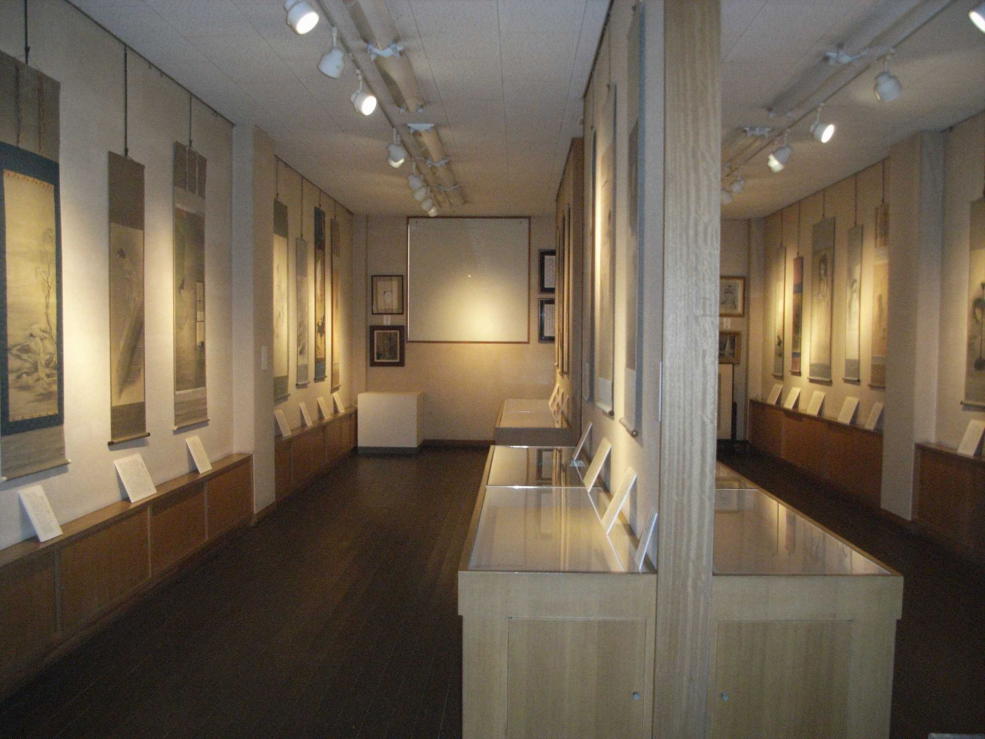 全生庵では三遊亭圓朝が収集した幽霊画、五十幅を所蔵。ふだんは非公開だが、今回の展示では約35幅を展示公開される。