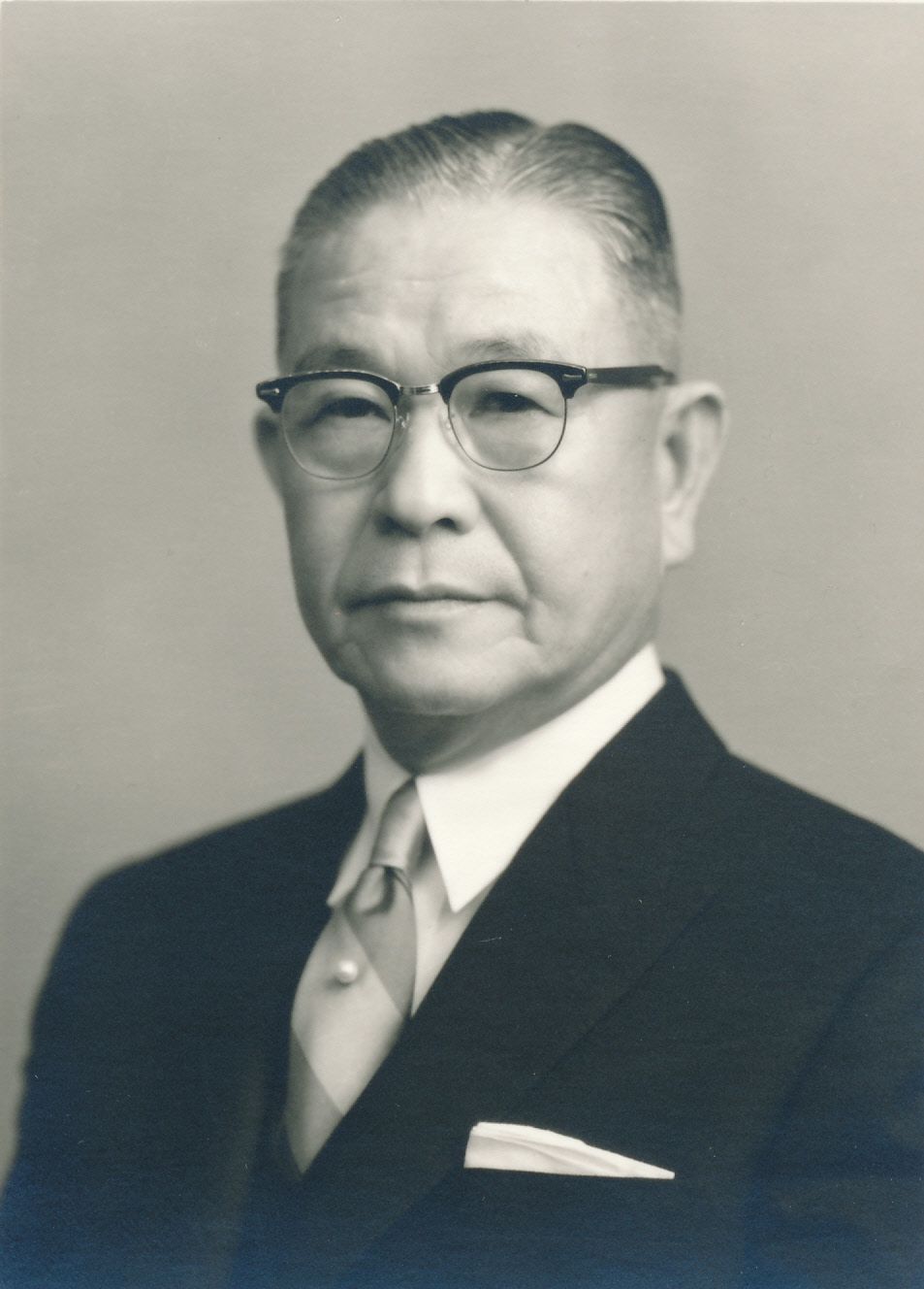 長崎県長崎市の洋品店に生まれた野田岩次郎。ホテルオークラ東京開業当時の社長を務めた。