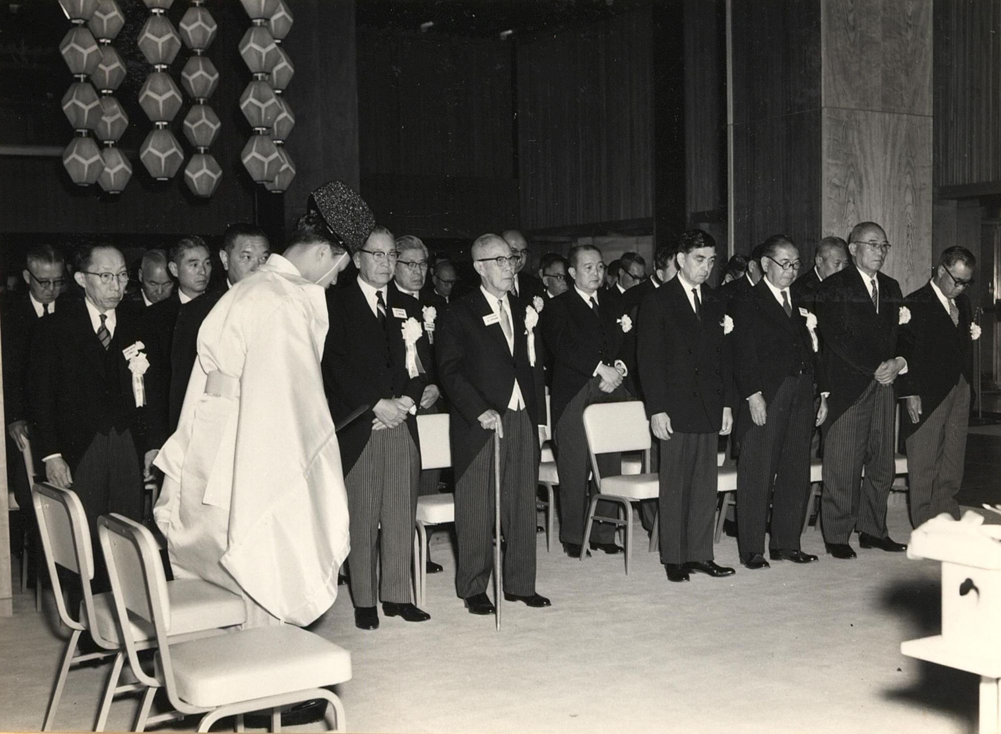 1962年の開業式典の様子。中央が大倉喜七郎、その左が野田岩次郎、右にいるのが谷口吉郎。