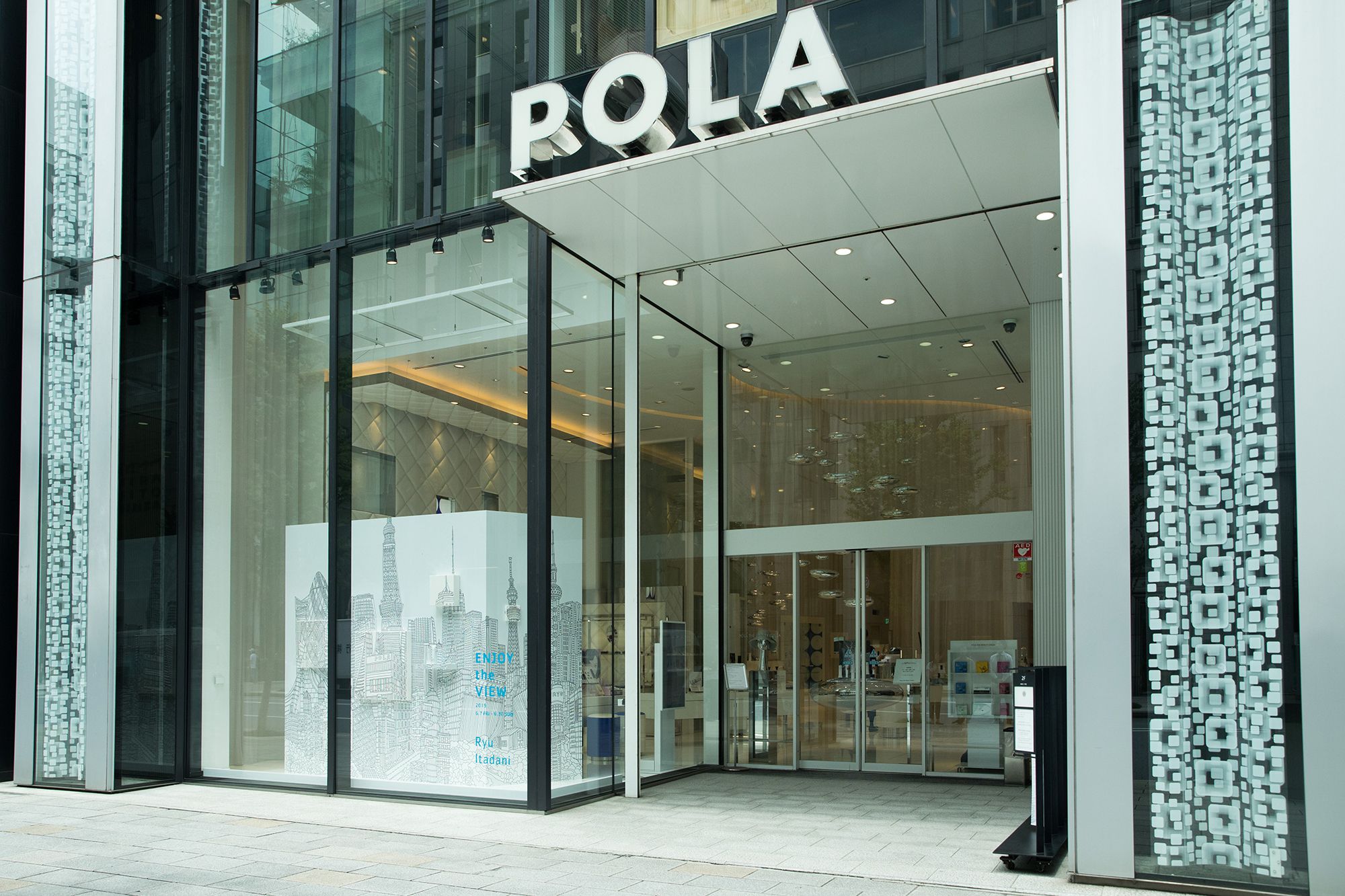 POLA 银座店交通便利，位于中央大道旁，银座一丁目站出站即达