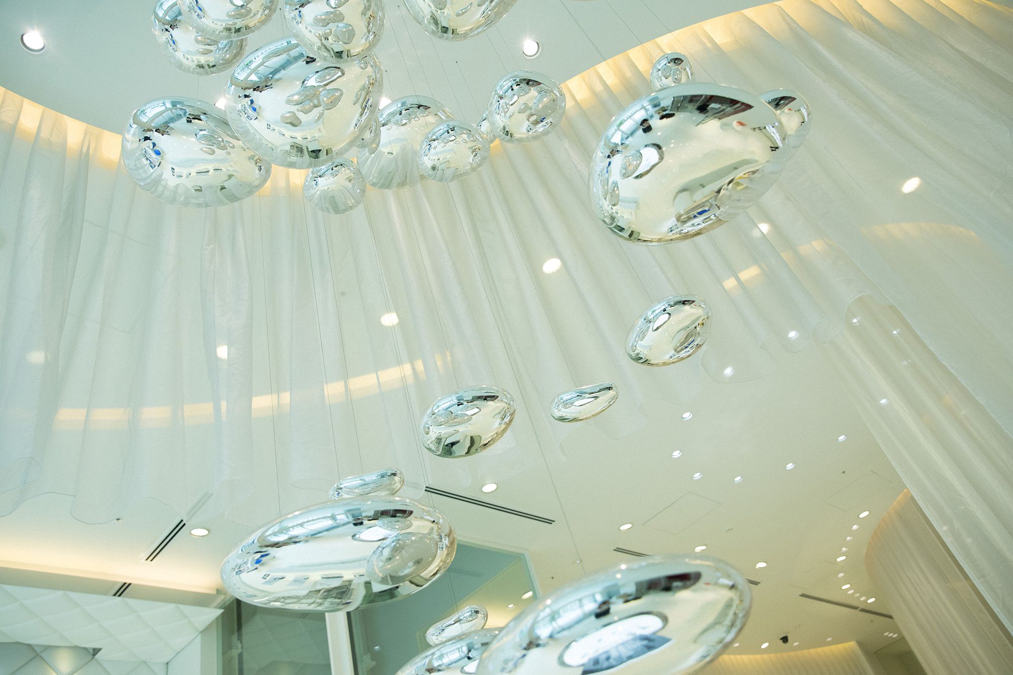 The ceiling art objects were designed by Jean-Philippe Nuel. Customers are welcomed to experience the various cosmetics on the Ground Floor. POLA’s beauty directors offer skincare counseling and makeup touch ups.