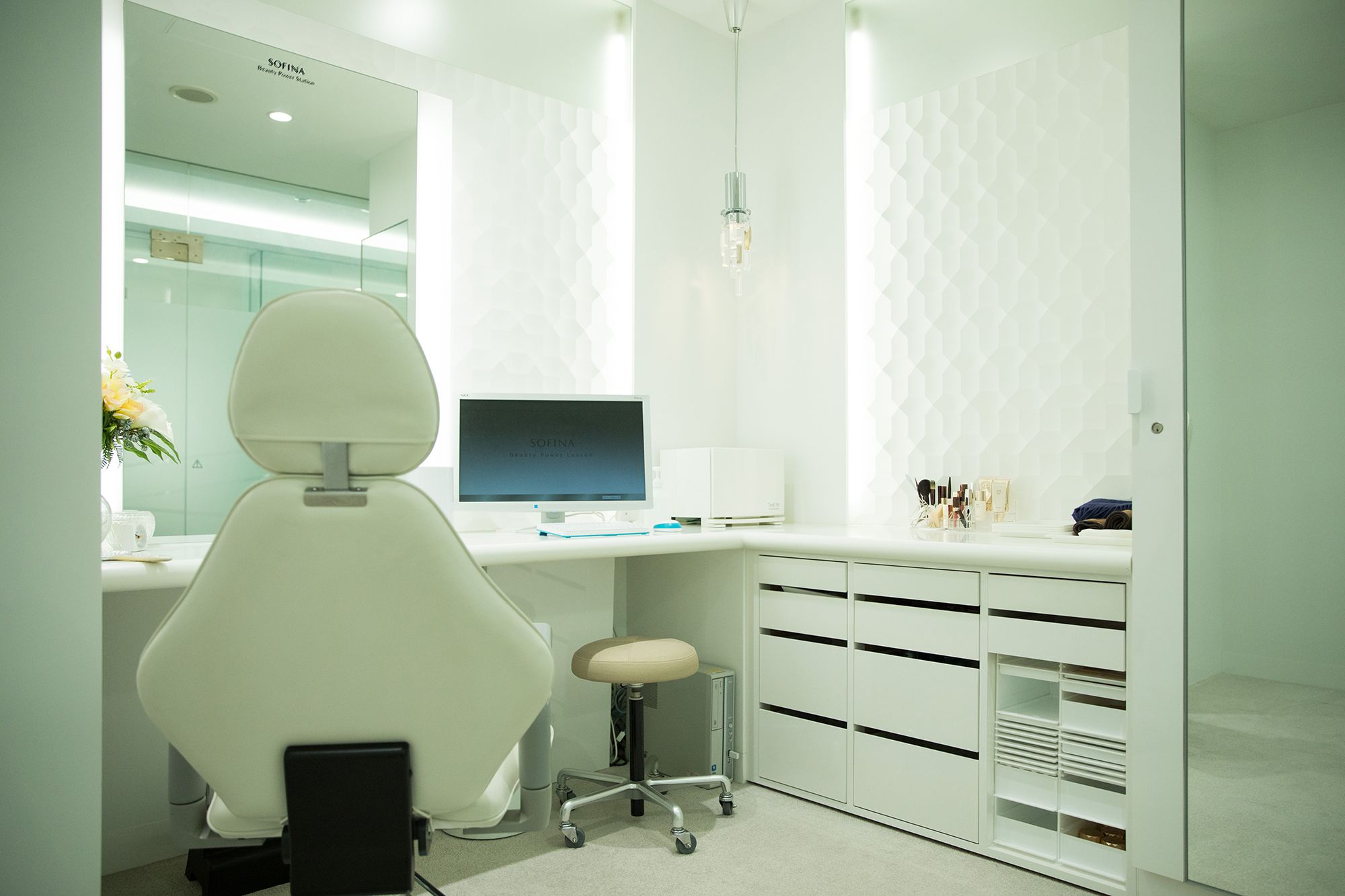 檢測用的房間裡配備了最先進的儀器和洗臉用的化妝台。在指導如何減少肌膚負擔的洗臉方法之後，用五種肌膚解析儀器來測定肌膚的狀態。