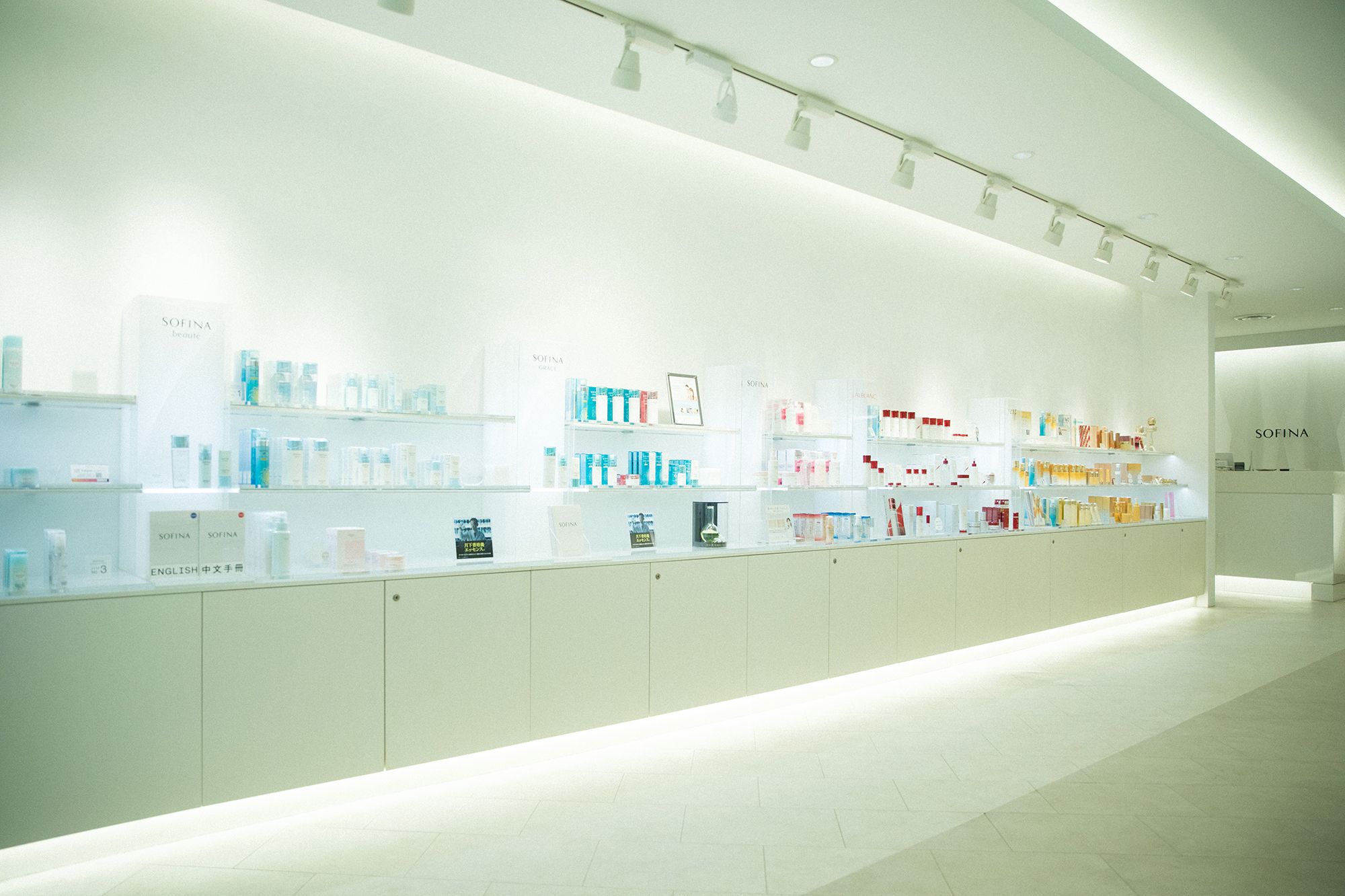 在银座还有可以采购SOFINA化妆品的店铺。在这里，肌肤的快速诊断无需预约。