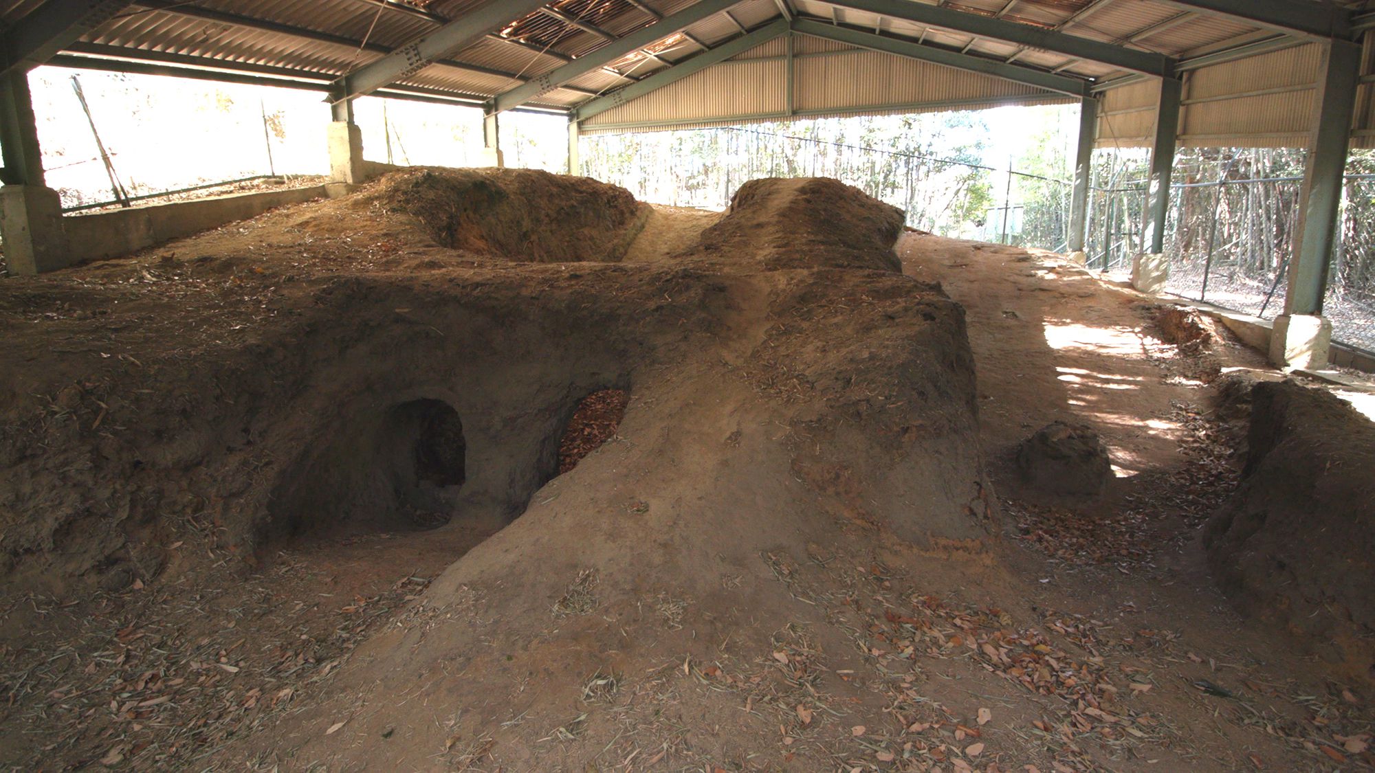 The Tokoname’s Kagoike Ancient Kiln. This Anagama (Cave Kiln) was used during the late Heian period. The kiln is built by digging out the soil of a slope.