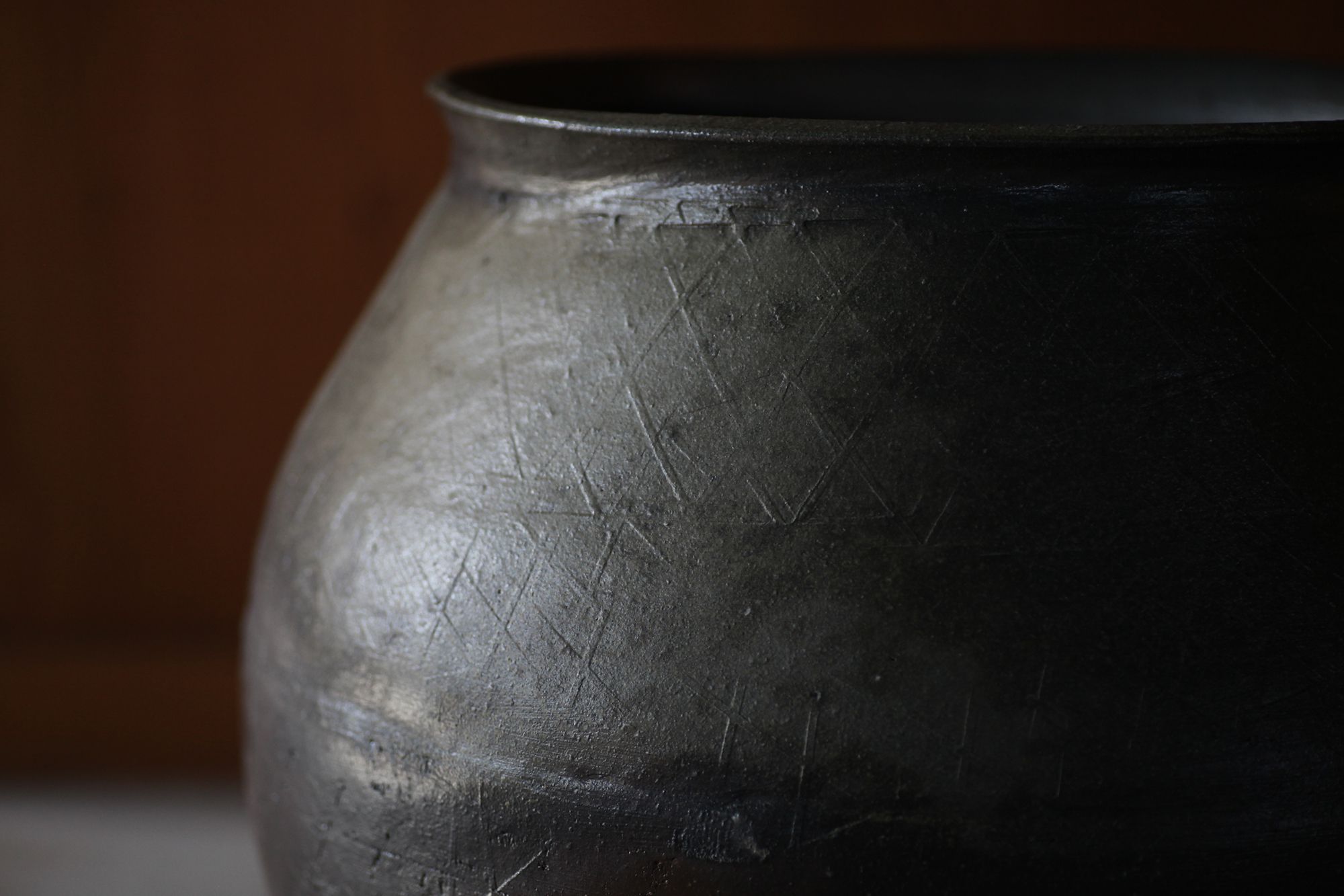 常滑 鯉江明／常滑山土叩き壺　鯉江は、地元常滑での中世古窯発掘調査への参加が契機となり、作家を志す。