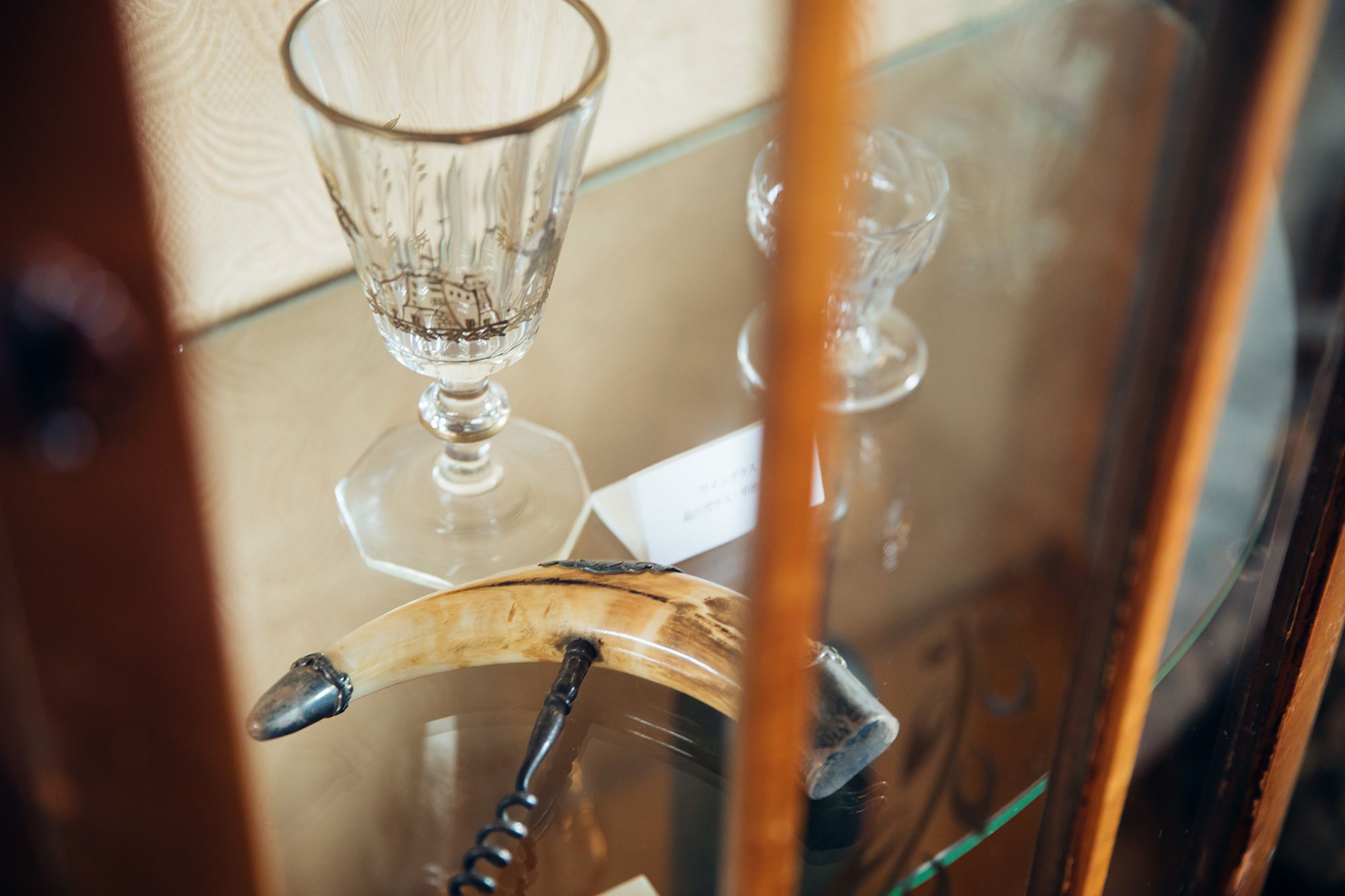 ワイナリーのテイスティングスペースには、ショーケースに美しいグラスやオープナーなどのツールが飾られている。