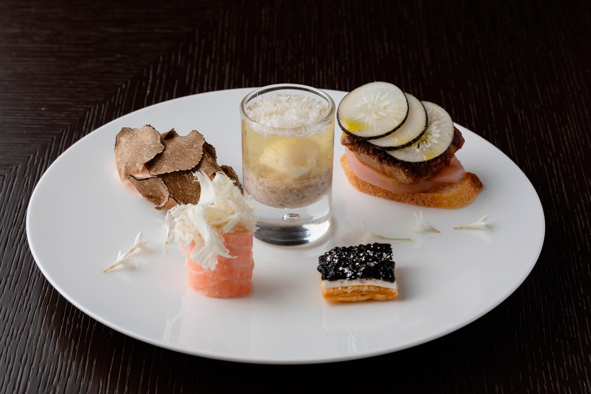 キャビア タルトなど、フォーシーズンズホテル丸の内 東京で供されるセイボリー。