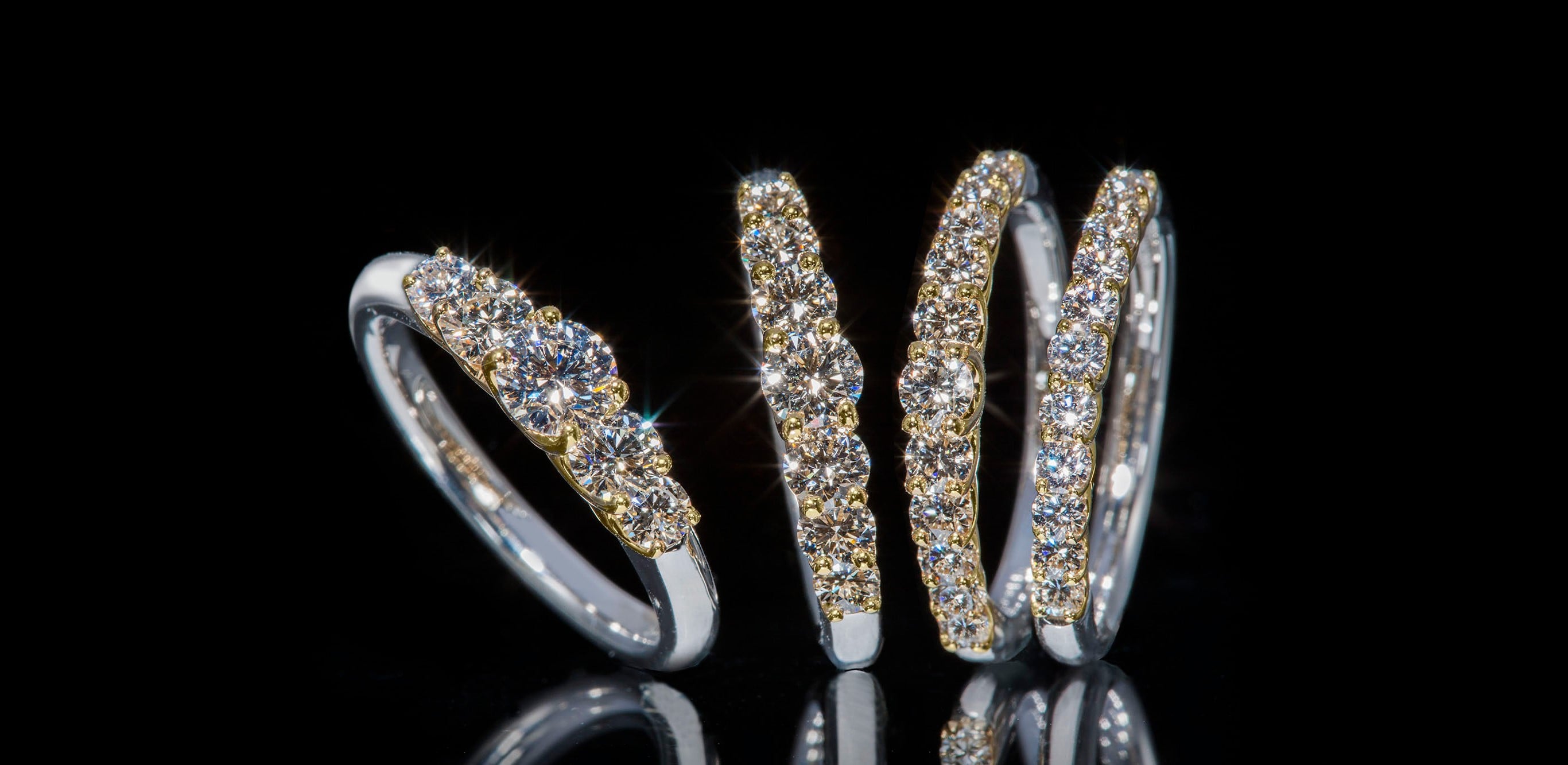 鑽石「懸浮」在鉑金和18K黃金中間的婚戒。鑽石散發出的無色透明光芒連成一片，閃耀奪目。