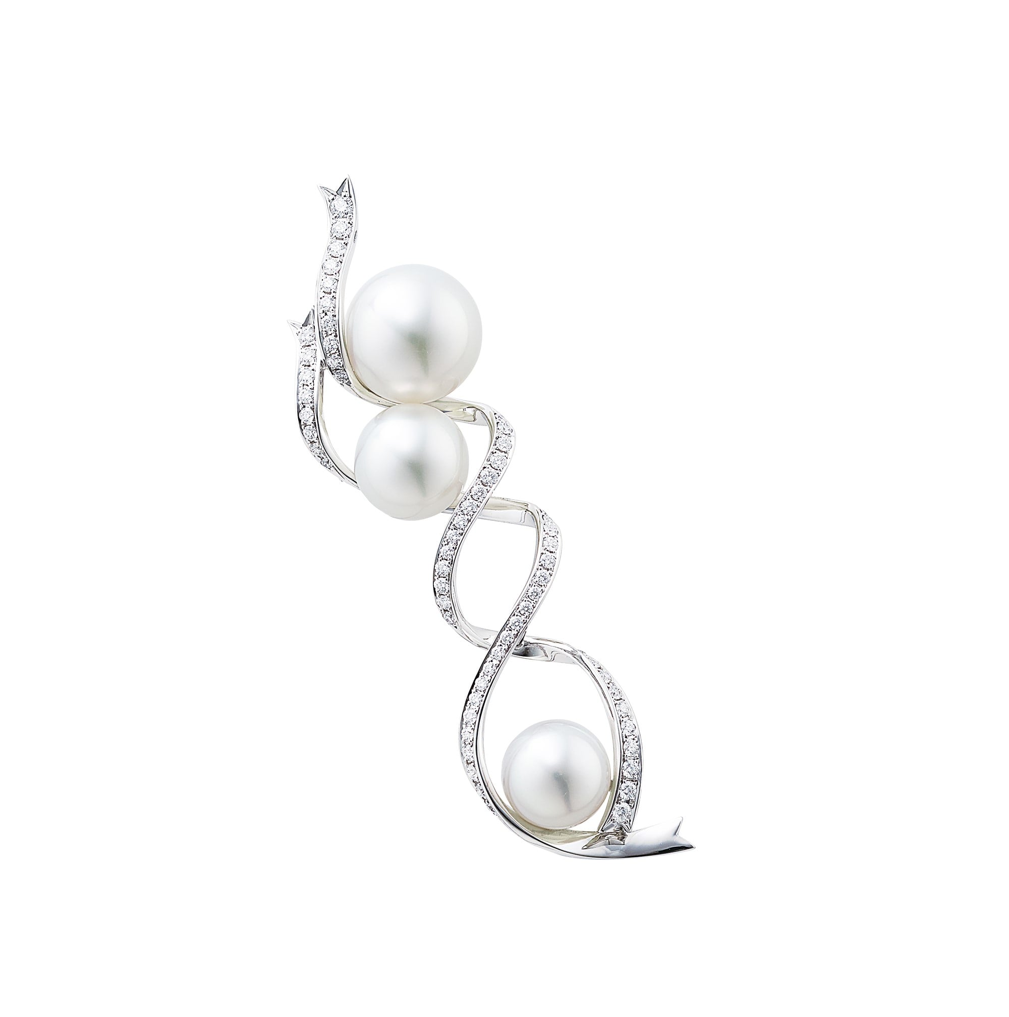 「ウエダジュエラー」のパールジュエリーは一言で言えば、エレガント。他にはない個性のあるデザインが特徴だ。真珠の形、色、大きさに応じて、様々なデザイン、価格帯のコレクションを製作しており、多数の中から見比べ、選ぶことができる。ブローチ。Pt950・K18WG・南洋真珠・ダイヤモンド。2,300,000円　税別