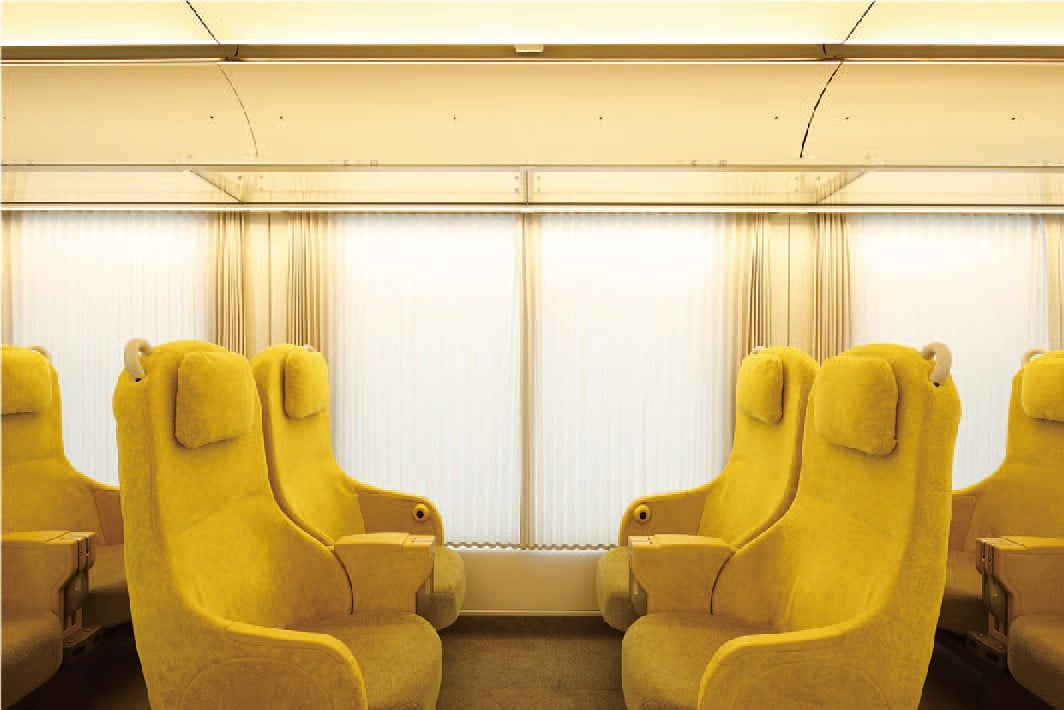 すべての席から風景を楽しめるような窓位置がリビングルームのような西武鉄道特急車両 「Laview」
