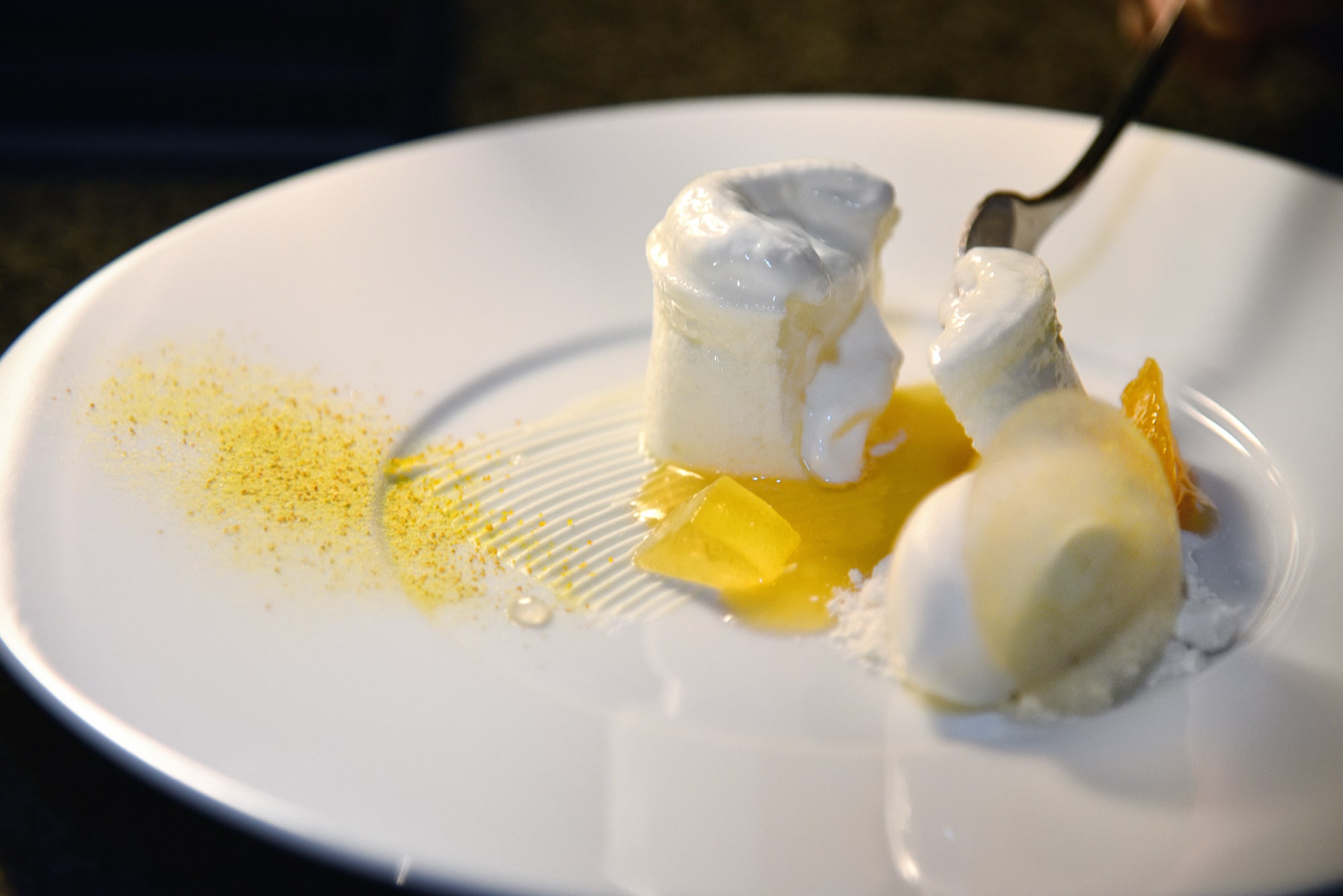 “Otowa Restaurant”的糕点师音羽明日香制作的“Œufs a la Neige SENSAI”，是为了这天特别制作的一道餐点。