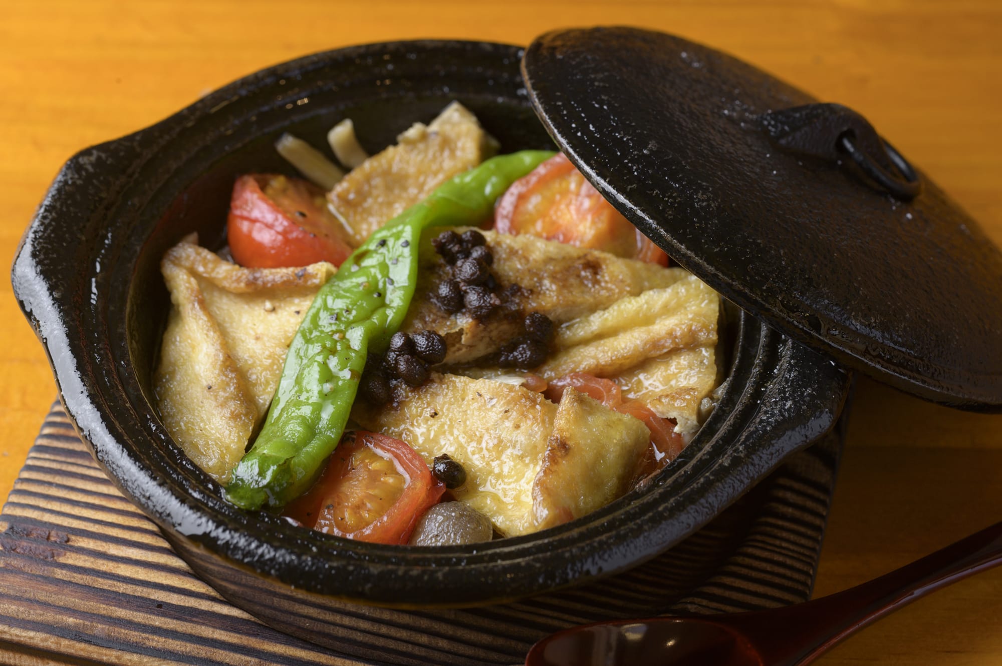 ベジタリアンコースは「魚菜」の代わりに油揚げ、キノコなどの有馬山椒焼きに。