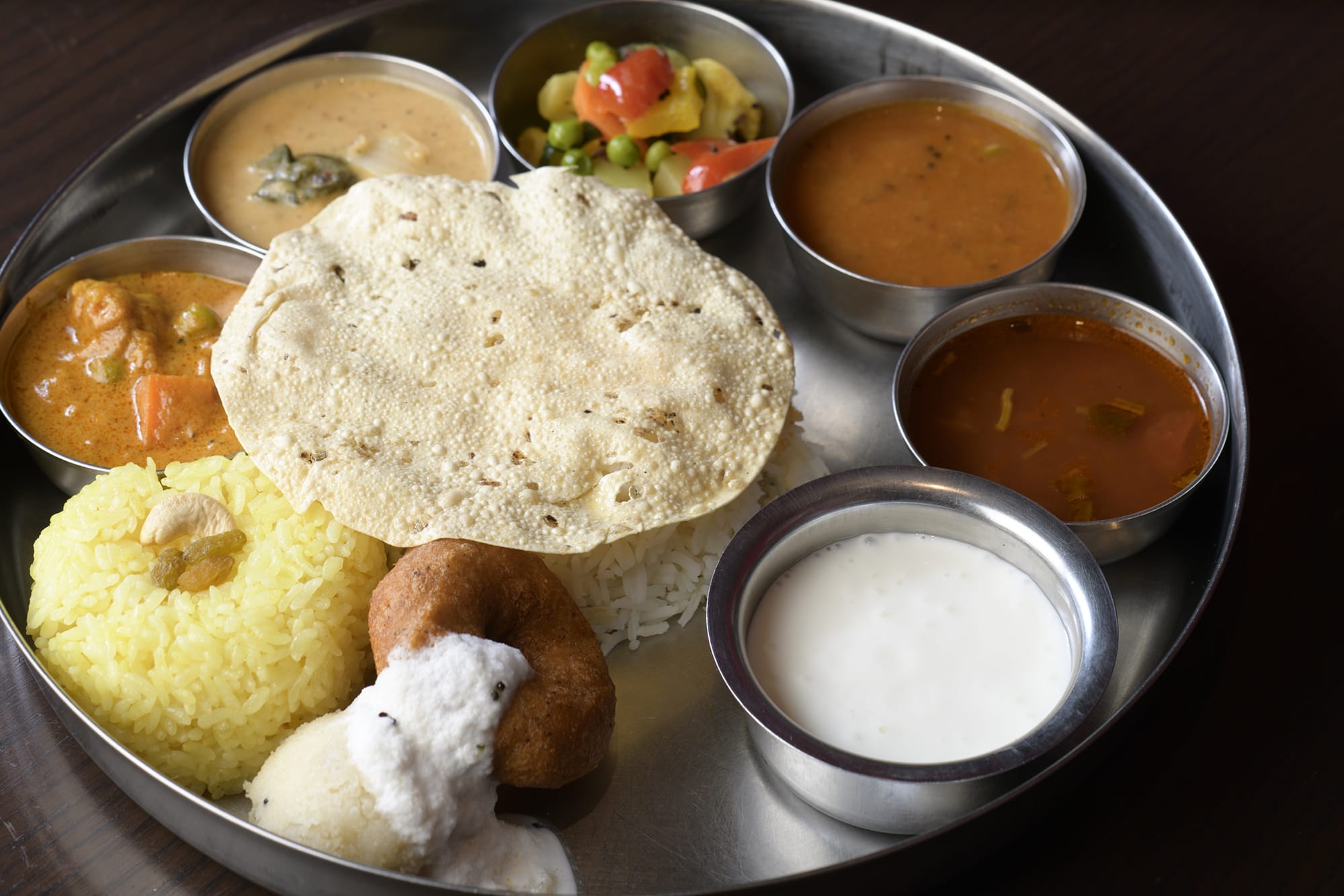 バリエーション豊かな南インド料理がワンプレートになった「ミールス」。