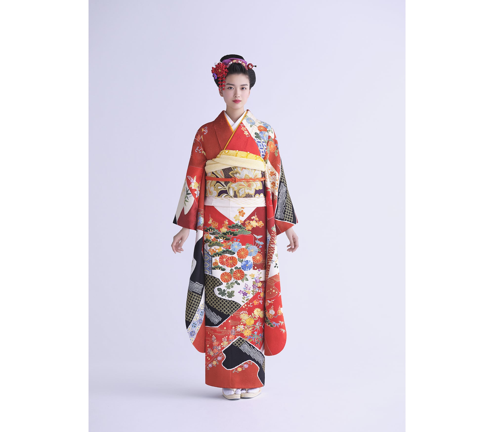 The contrast of the dark color and the radiant karahana (Chinese floral arabesque) pattern  of the fukuro-obi (double-layered sash) heightens the level of gorgeousness.