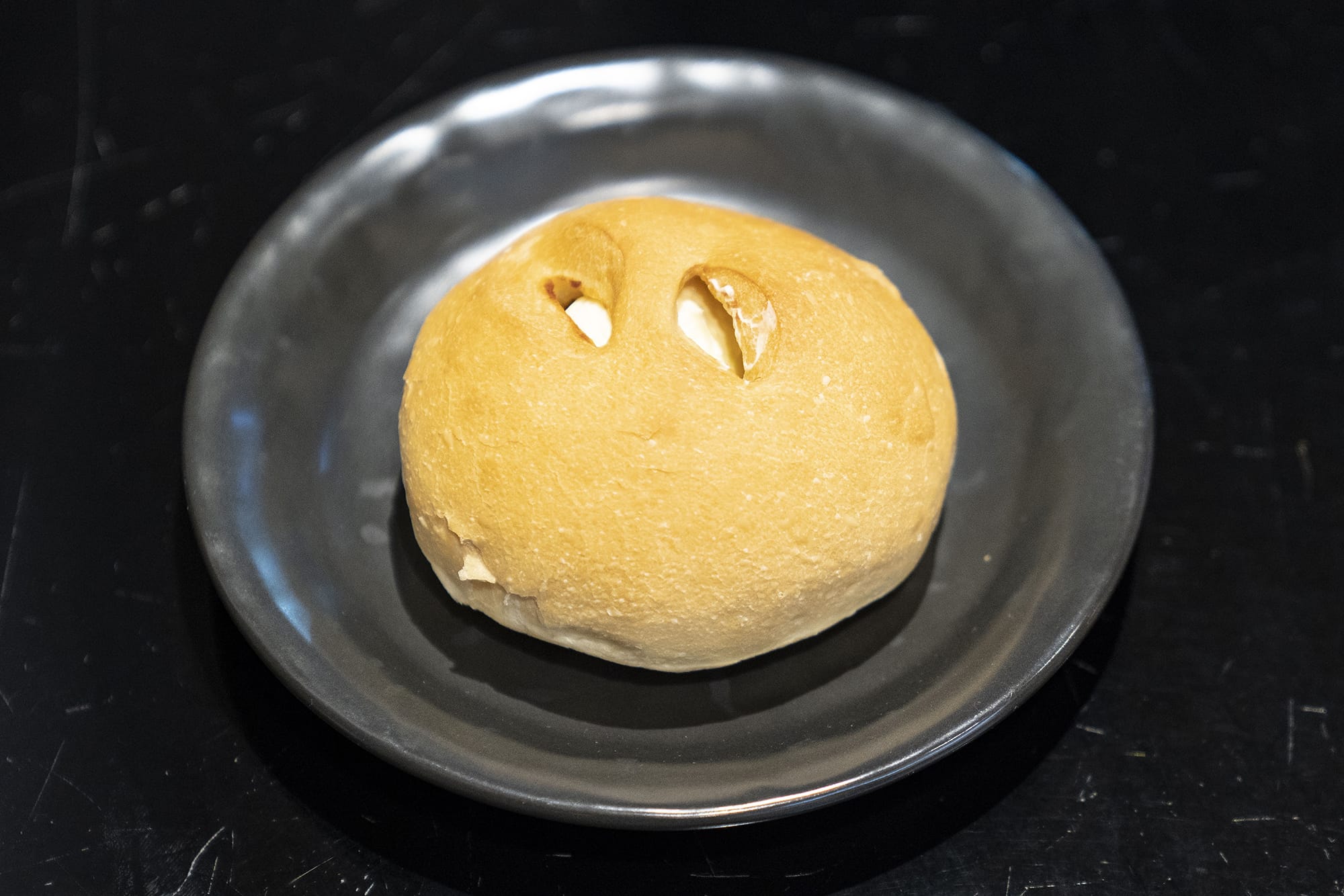 あんバター。十勝産の粒あんと北海道産のホイップバターをソフトなフランスパンで包んでいる。一つ出来上がるまでに７時間をかけている逸品だ。250円（税込み）。