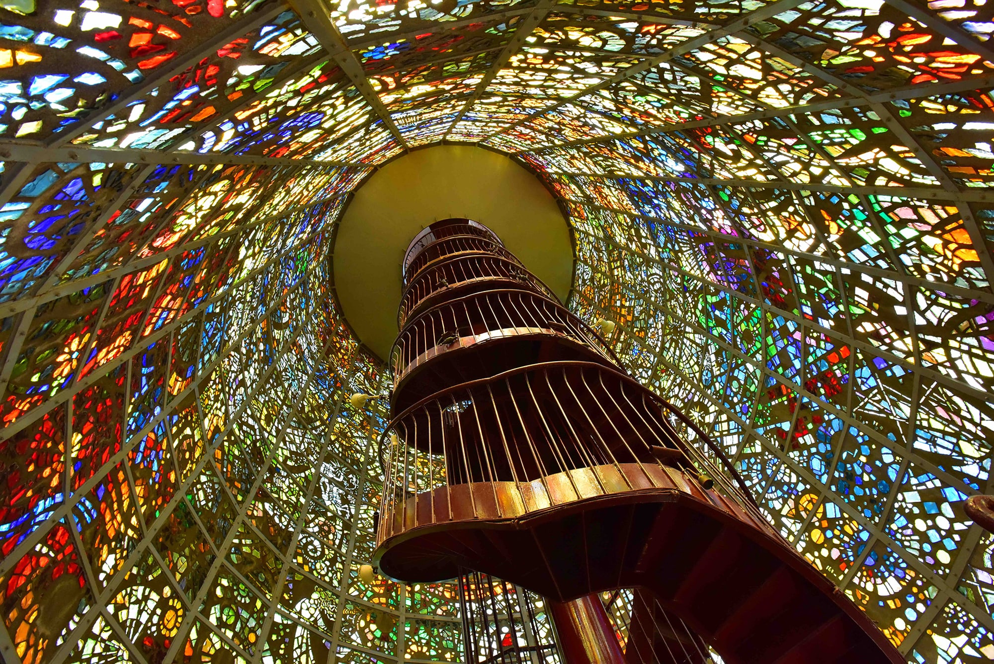 ステンドグラスの塔《幸せをよぶシンフォニー彫刻》はライトアップによってさらに美しい姿を見せる。