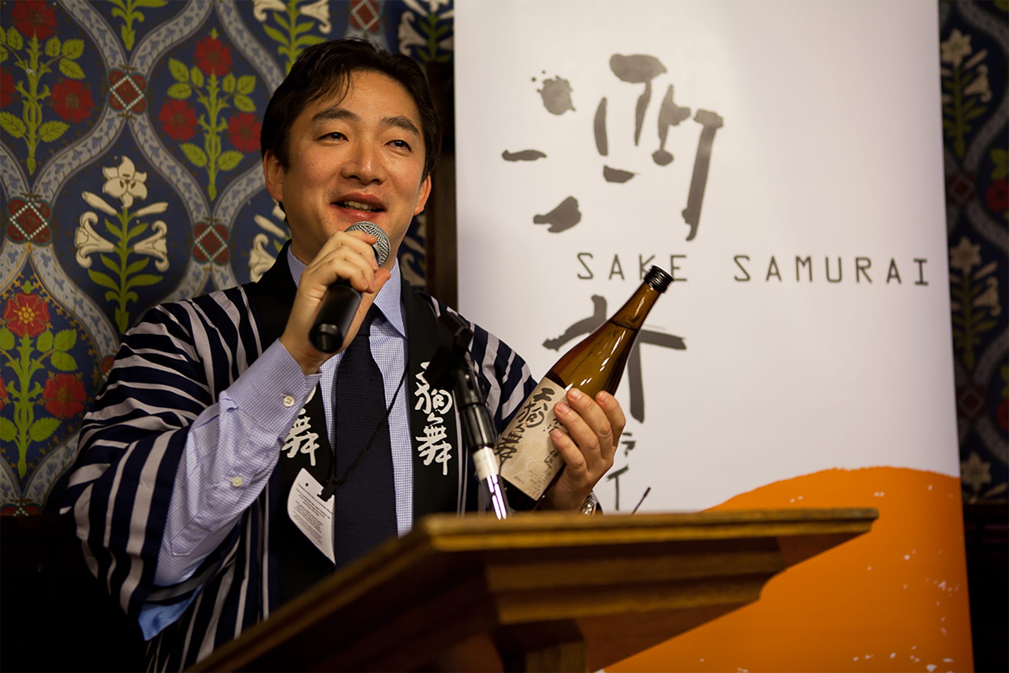 The former banker, eighth generation and president of Shata Shuzo, Kazunari Shata have actively promoted sake to the world through sake samurai activities and International Wine Challenge.
