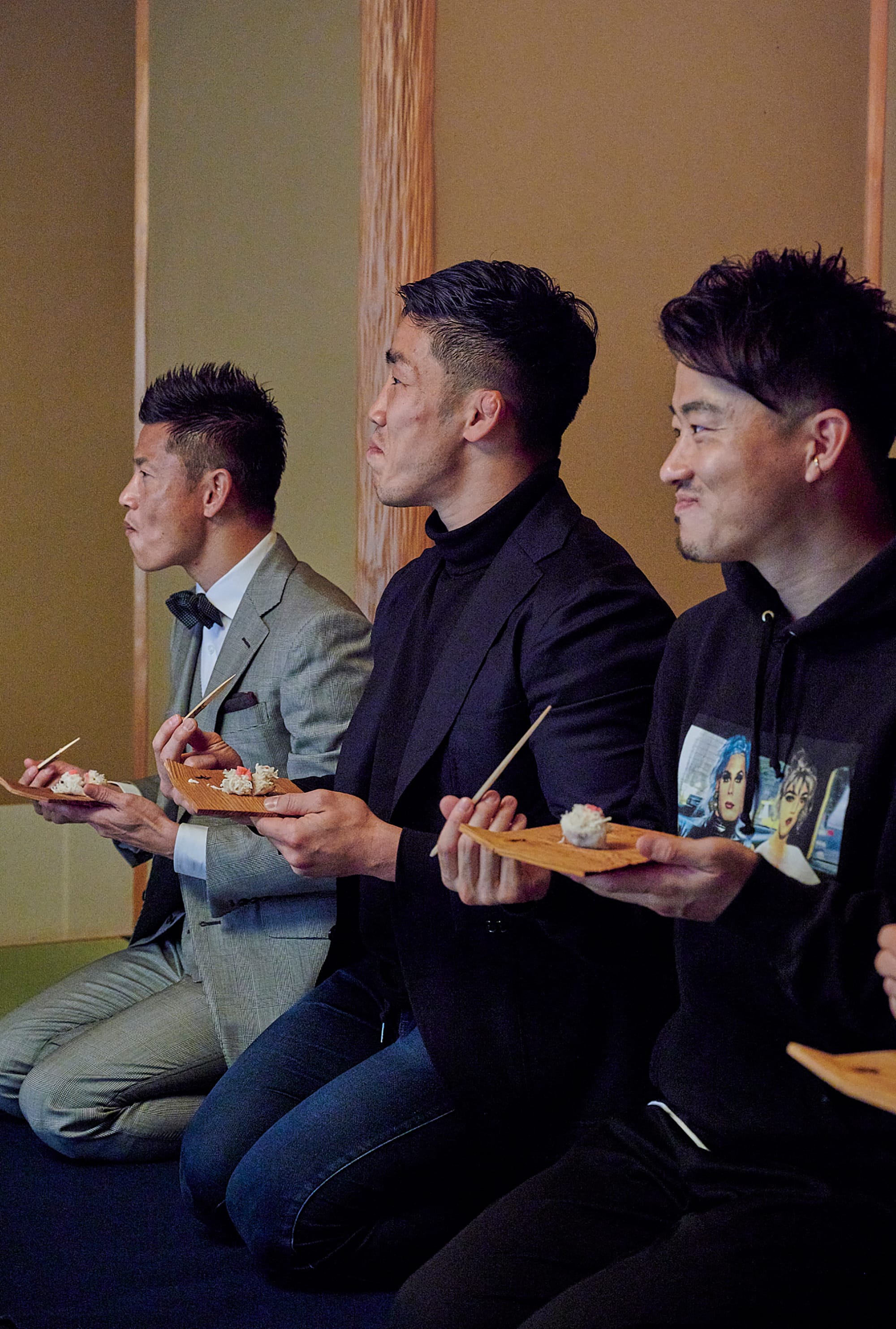 By the time the sweets appeared in front of the athletes, the atmosphere had become relaxed. From the left, Ryuji Bando, Shokei Kin and Shingo Maeda.