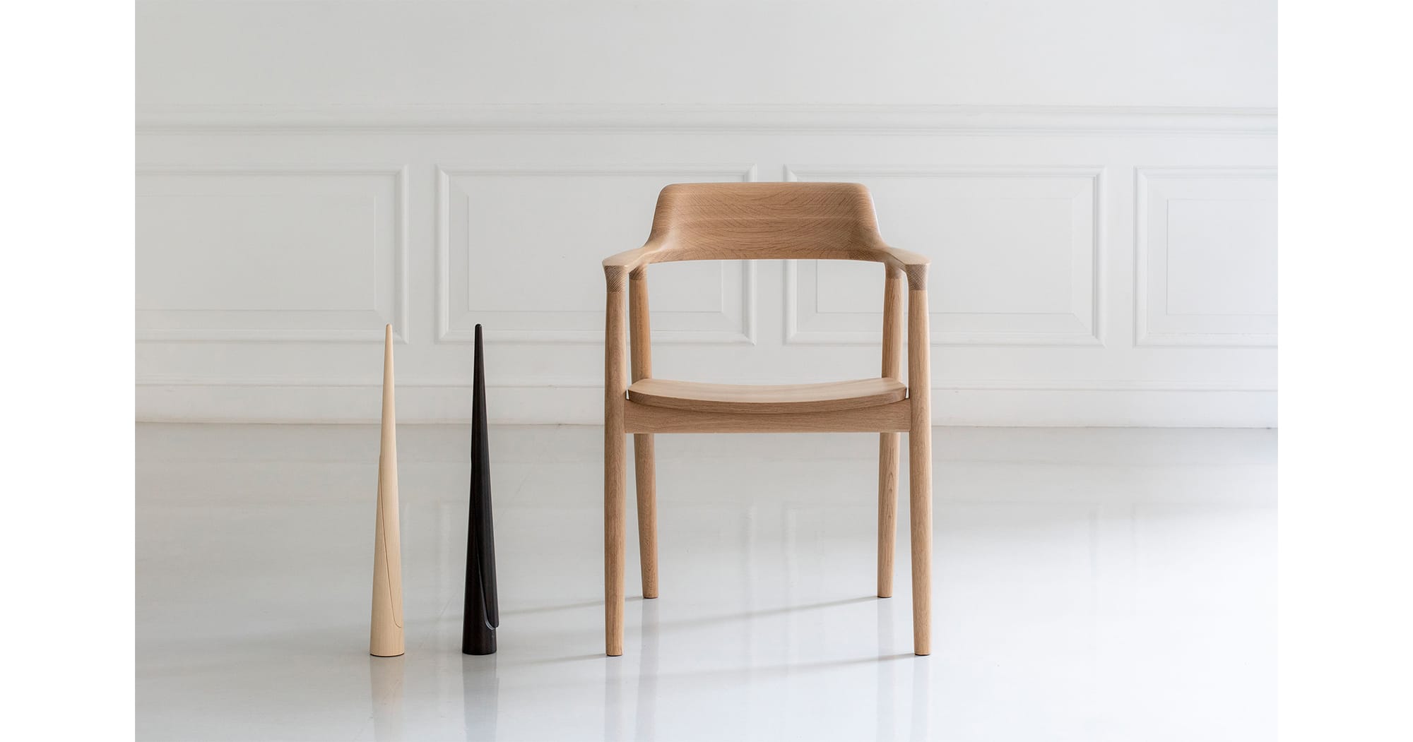 深澤直人デザイン、日本を代表する名作椅子「HIROSHIMA」アームチェアとnendoデザインの「Shoe-horn」。