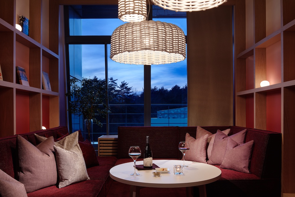 2階のローソファでくつろぎながら、ワインと眺望を楽しむメゾネットタイプのスイートルーム。ソムリエおすすめのワインを入れたワインセラーもある。