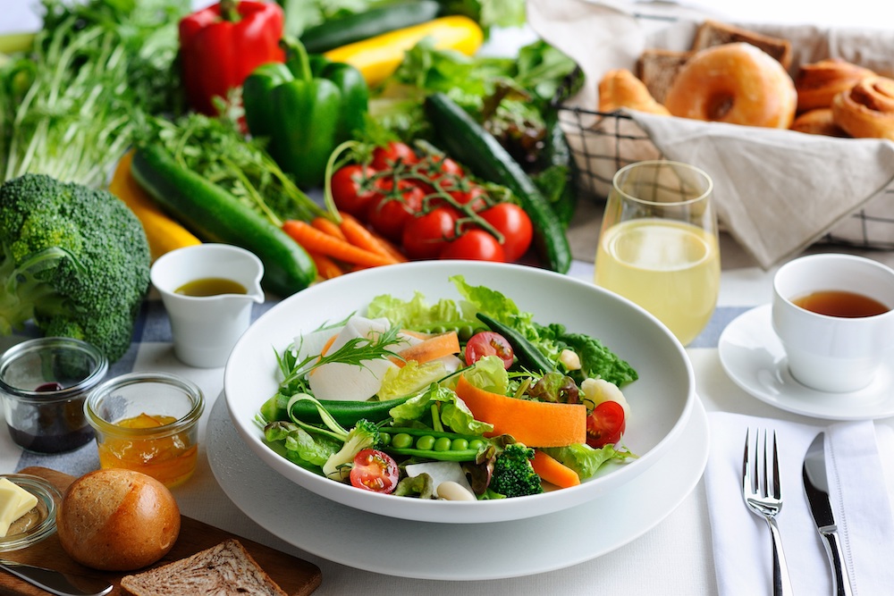 野菜の美味しさを堪能する朝食ビュッフェにも、ヨーグルトやビネガーを使った料理が並ぶ。