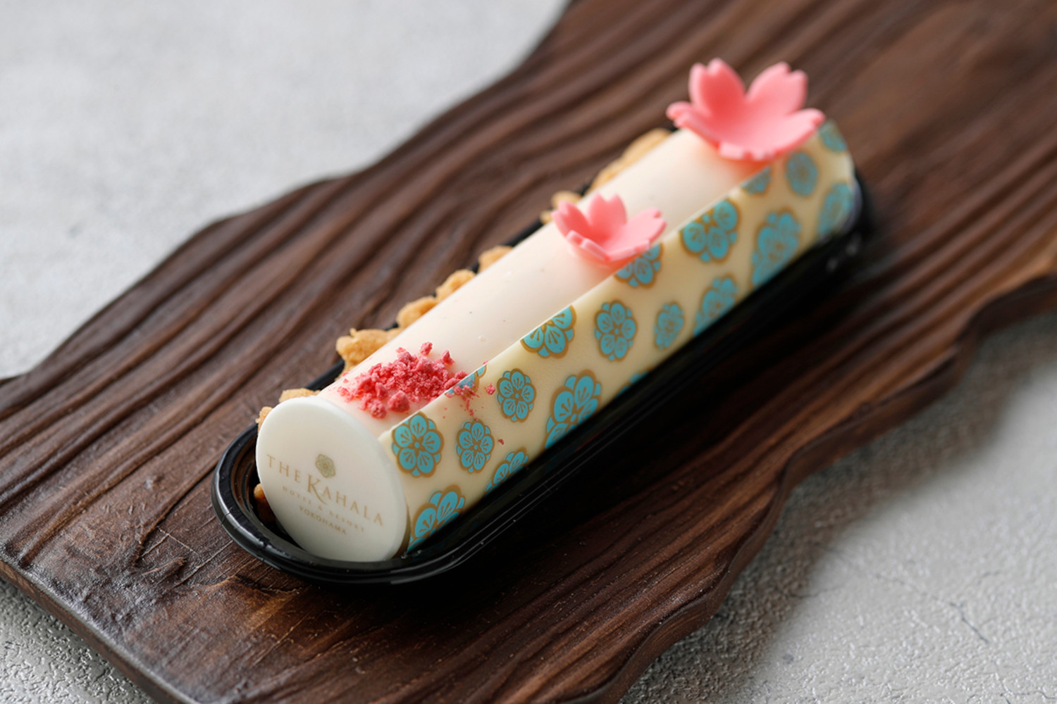 「ザ・カハララウンジ」の「スリジェ」（1,320円・税込）は、ラズベリージャムと柚子のクリームが桜の香りを引き立てるオリジナルケーキ。4月11日（日）までの限定となっている。