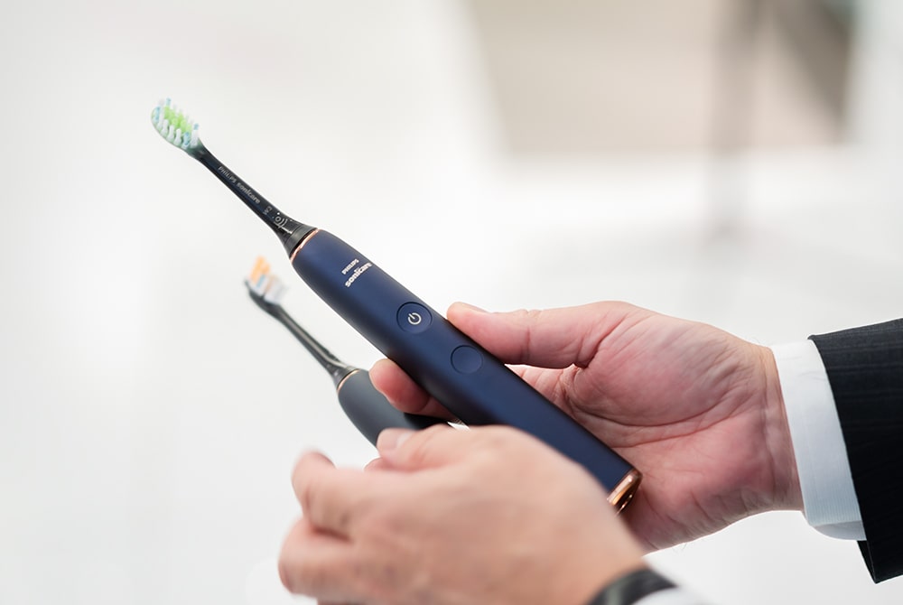 電動歯ブラシ「ソニッケアー」の最上位機種9900プレステージ。アプリで磨き方ガイドも提供する。