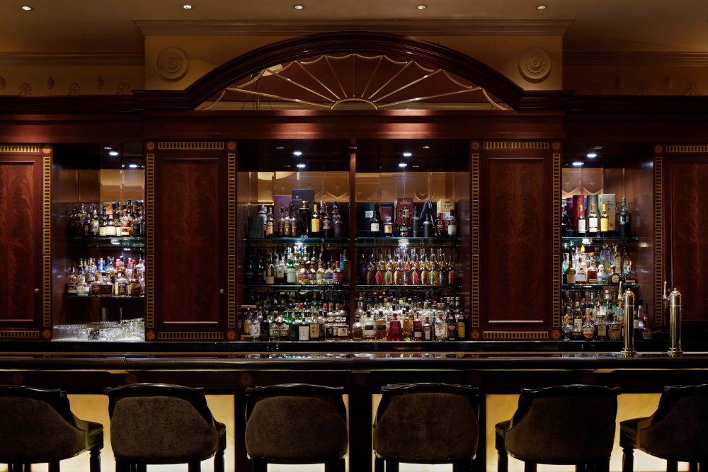 ロビー階にあるエグゼクティブ バー「ザ・バー」は、希少なジャパニーズウイスキーや各国のウイスキー、スピリッツ、カクテルと共に多彩なフードメニューが味わえる。