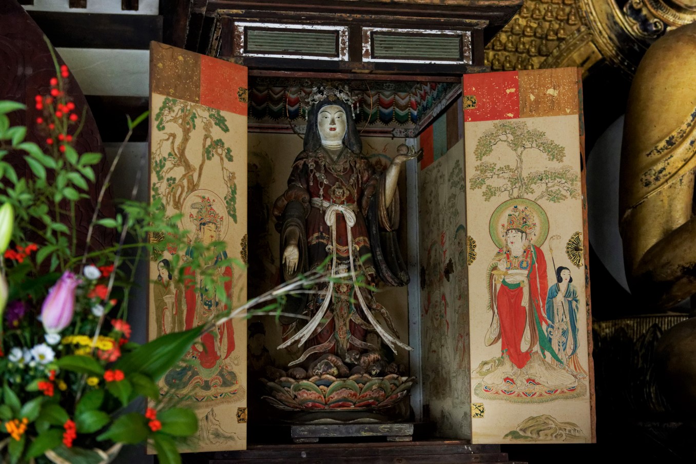 我們前去采訪時，古寺特別開放了供奉密佛吉祥天女立像的佛龕。這尊天女像據傳誕生於鐮倉時代，已被列為國家重要文化遺產。