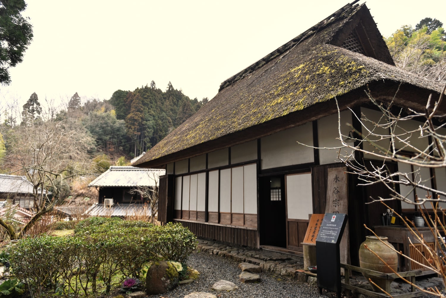 In the restored former residence, there preserved the tea making tools and the traces left by baking oven at that time.