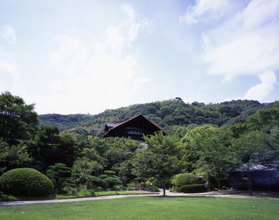 イギリスのチューダーゴシック様式を基本とする、実業家の加賀正太郎の別荘であった建物。 Photo by ©︎ASAHI BEER OYAMAZAKI VILLA MUSEUM OF ART