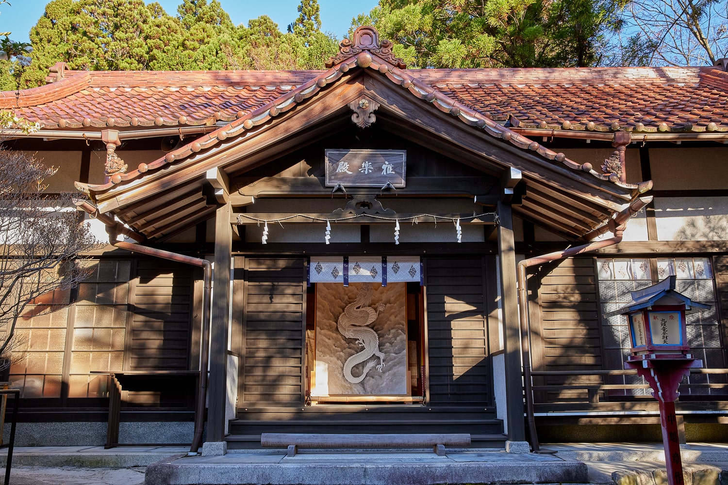 「雅楽殿」と名づけられた建物の玄関座敷には、天に上る竜を描いた日本画が鎮座する。「お千度」の順路でもあり、参拝者はここで拝礼。