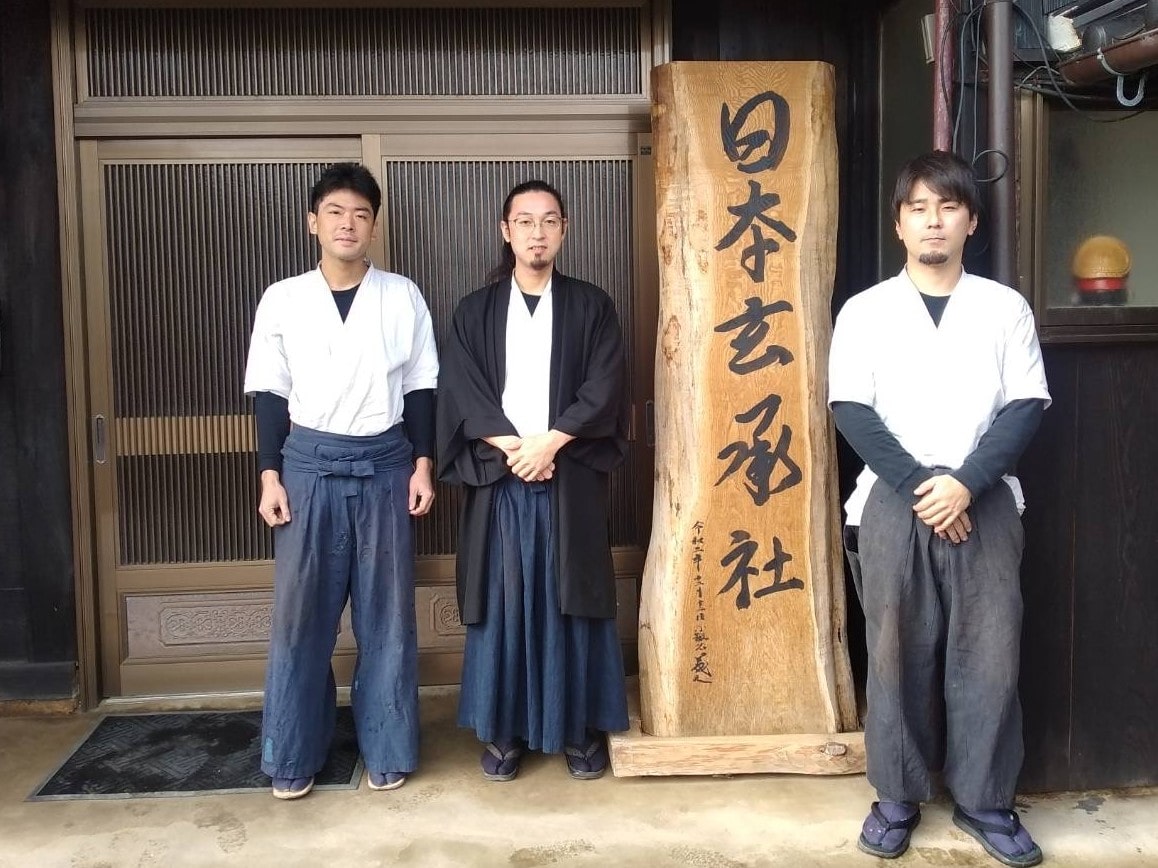若き3人の刀鍛冶たち。左から宮城朋幸さん、代表の黒本知輝さん、山副公輔さん。