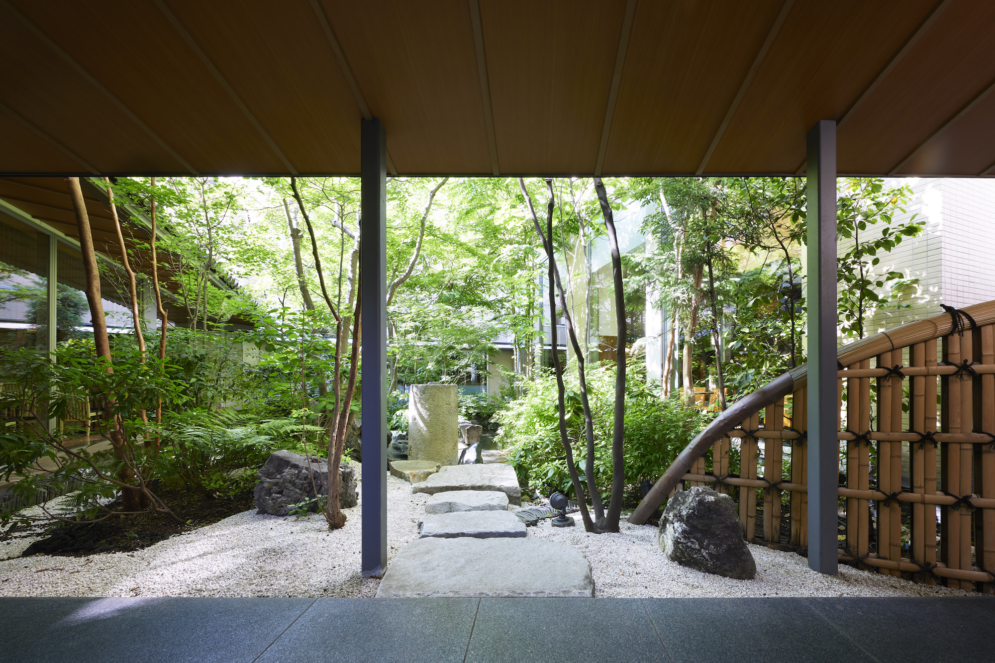 武蔵野の雑木林をイメージした１階の中庭。四季折々の景色が楽しみ。