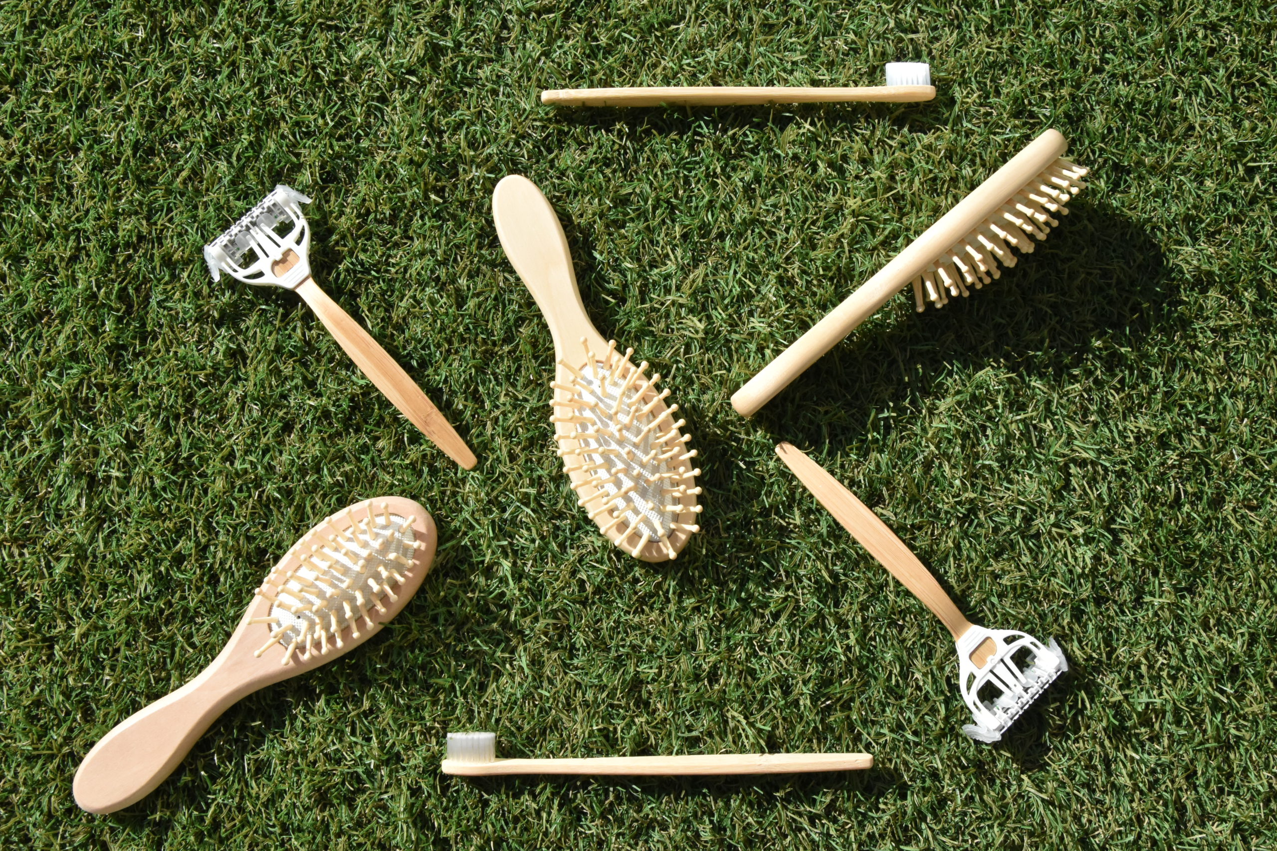 歯ブラシとカミソリの柄は竹製、ヘアブラシの柄は木製となった。